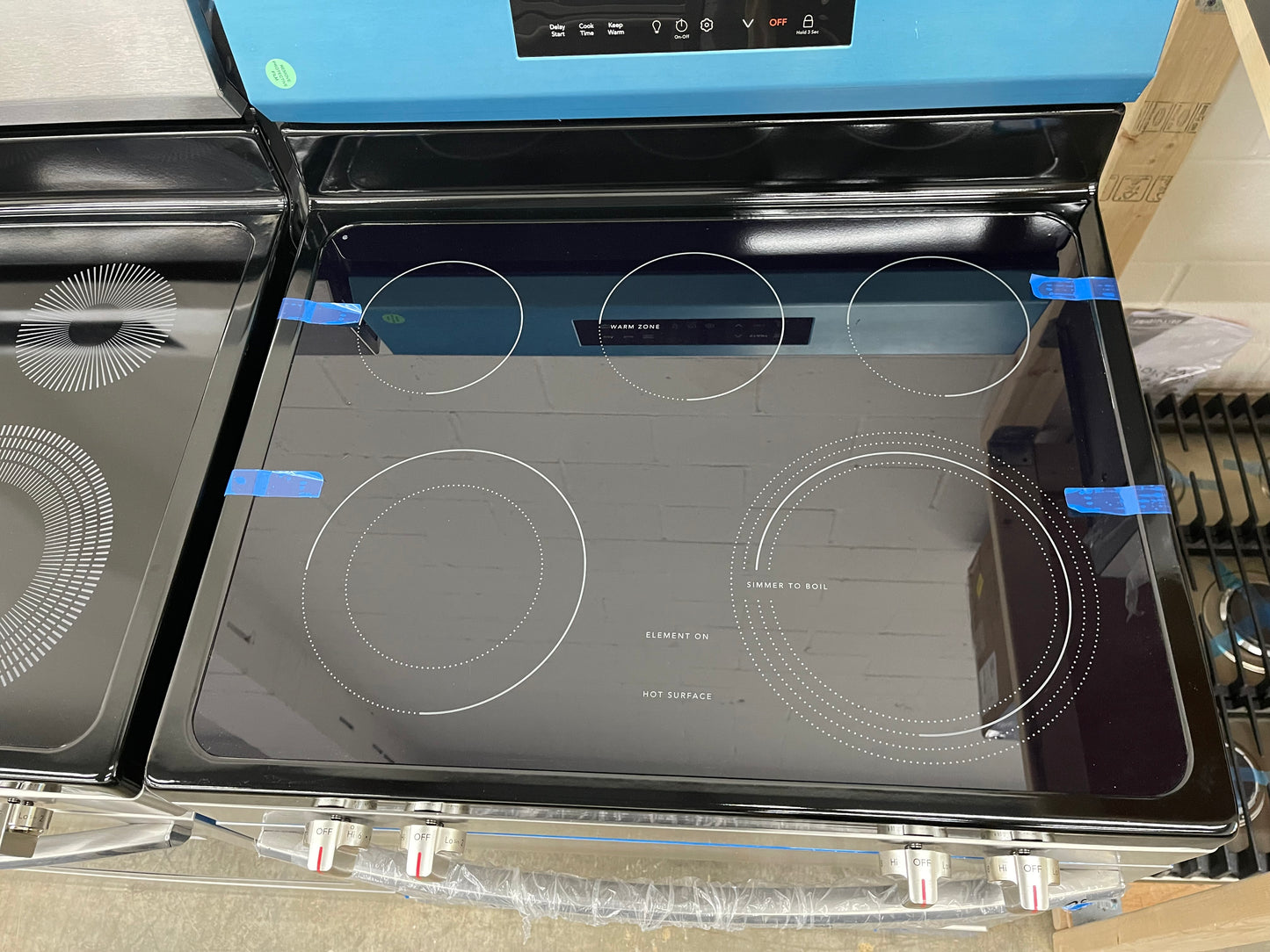 Frigidaire 30-in Glass Top 5 burners 5.3-cu ft Freestanding Electric Range ( Fingerprint Resistant Stainless Steel )
Model #FCRE306LAF