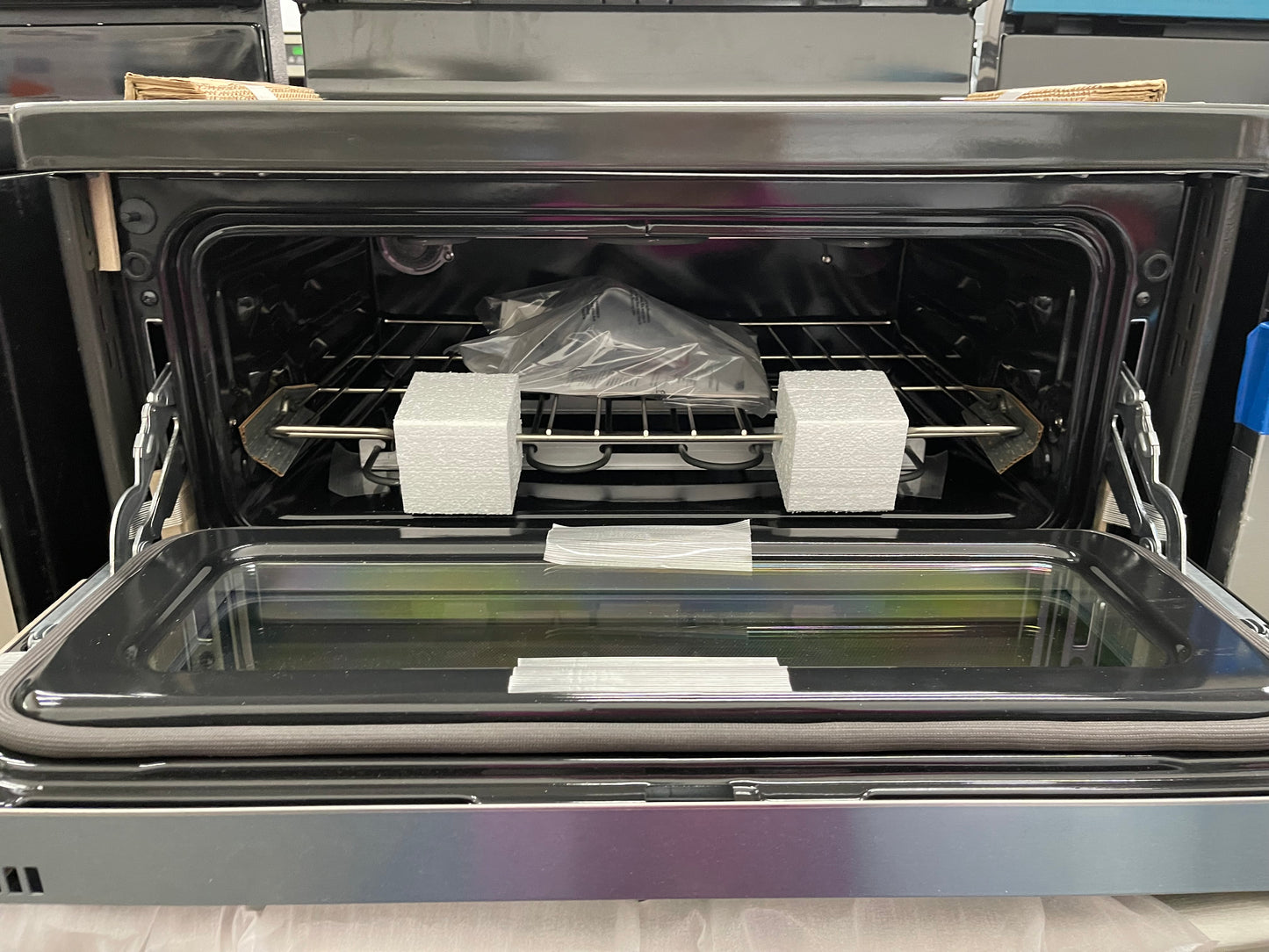 GE 30-in Glass Top 5 burners 4.4-cu ft / 2.2-cu ft Air Fry Convection Oven Freestanding Double Oven Electric Range ( Stainless Steel )
Model #JBS86SPSS