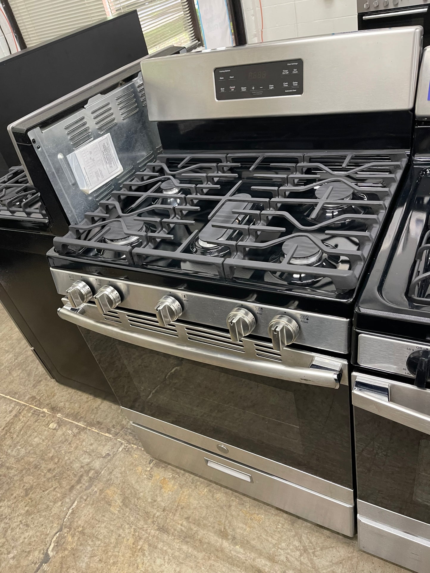 GE 30 in. 5.0 cu. ft. Freestanding Gas Range in Stainless Steel - Model: JGBS66REK3SS
