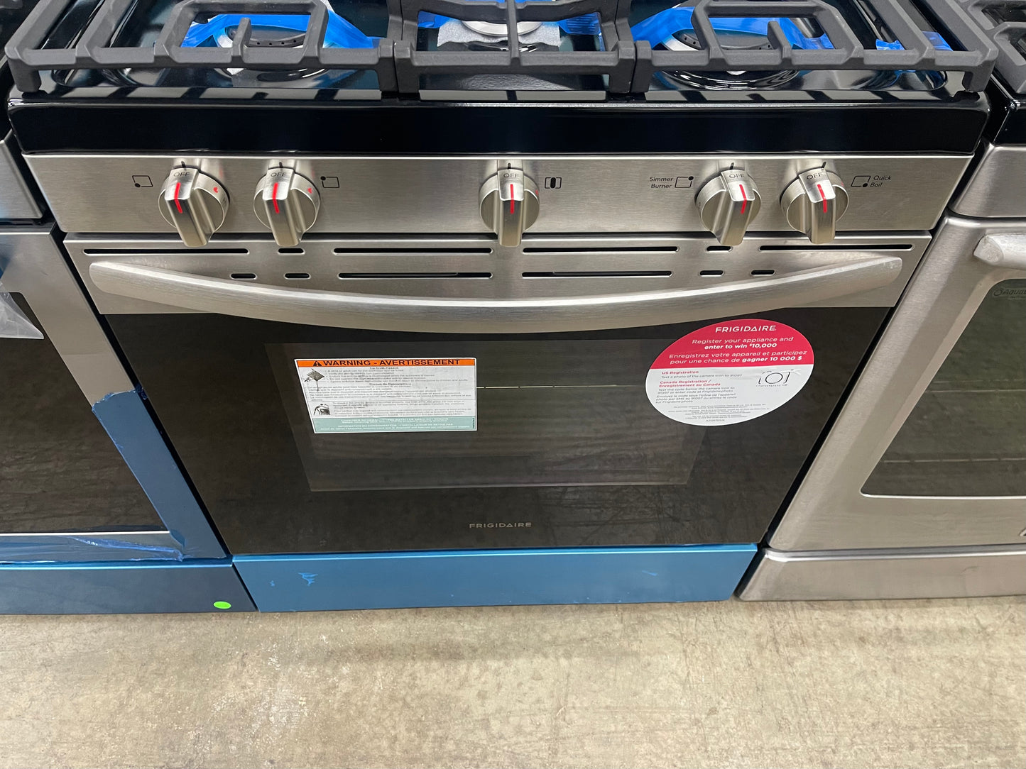 Frigidaire 30-in 5 Burners 5.1-cu ft Air Fry Convection Oven Freestanding Gas Range in Stainless Steel-Model #FCRG3083AS