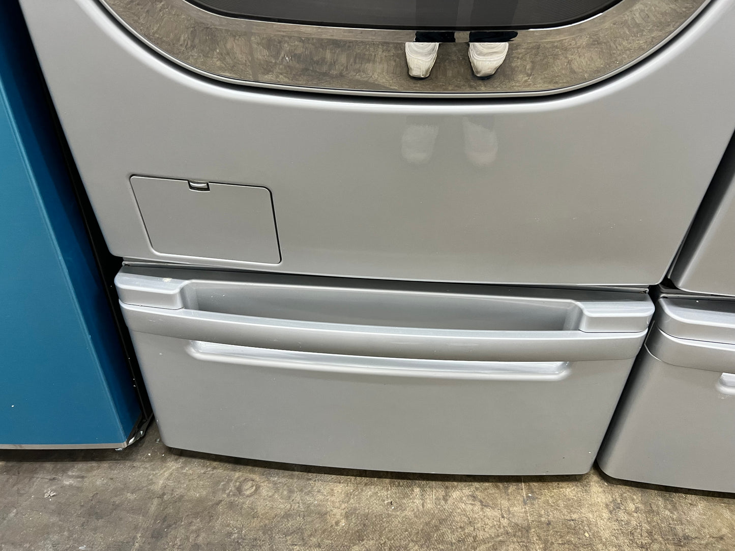 LG Front-Load 4.5-cu ft Washer and 7.4-cu ft Electric Dryer Set in Pure Silver