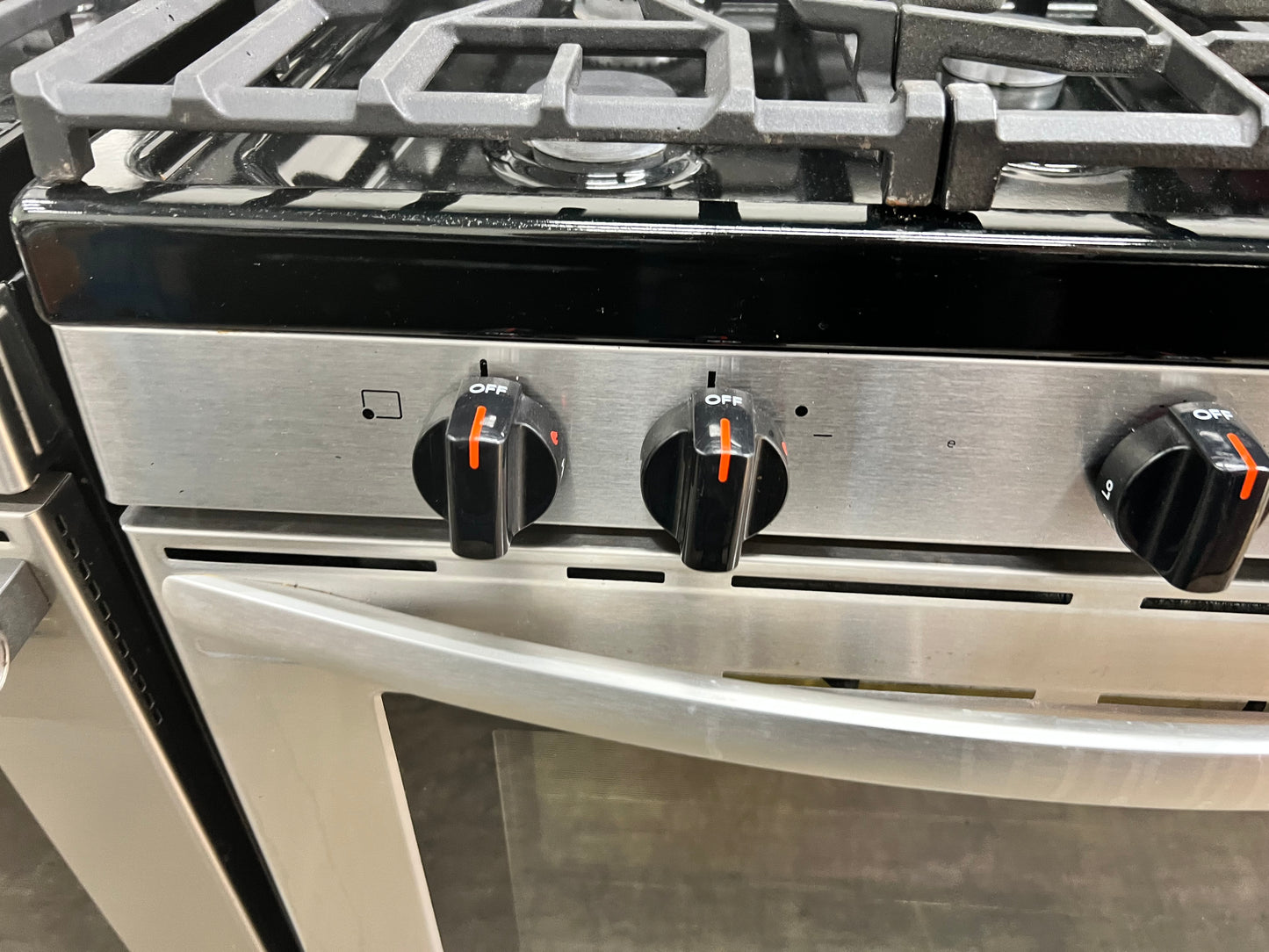 Frigidaire 30-in 5 Burners 5-cu ft Self Cleaning Gas Range in Stainless Steel-Model #FFGF3054TS