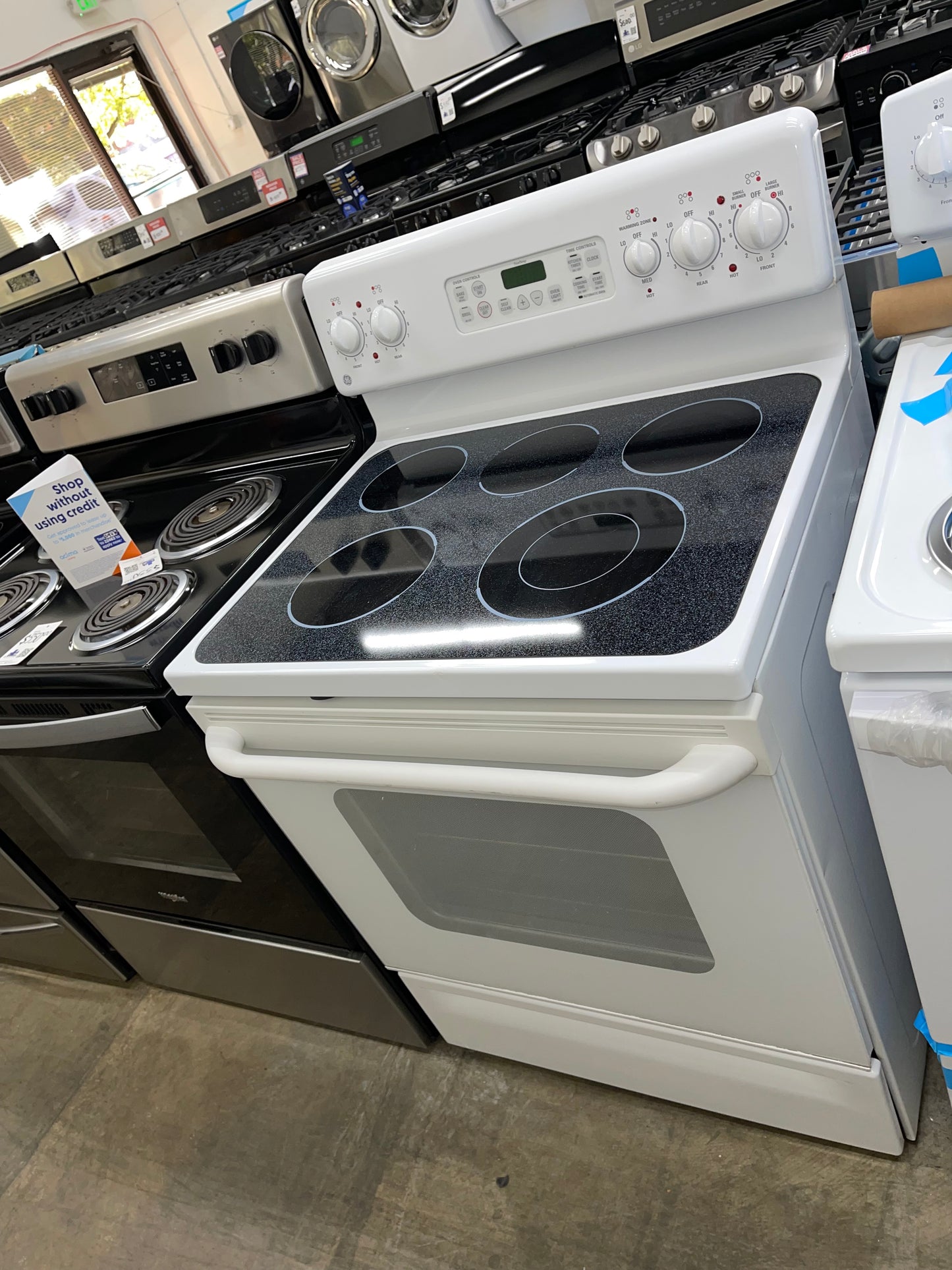 GE 30" Free-Standing Electric Range
Model #:JBP80W0H2WW
