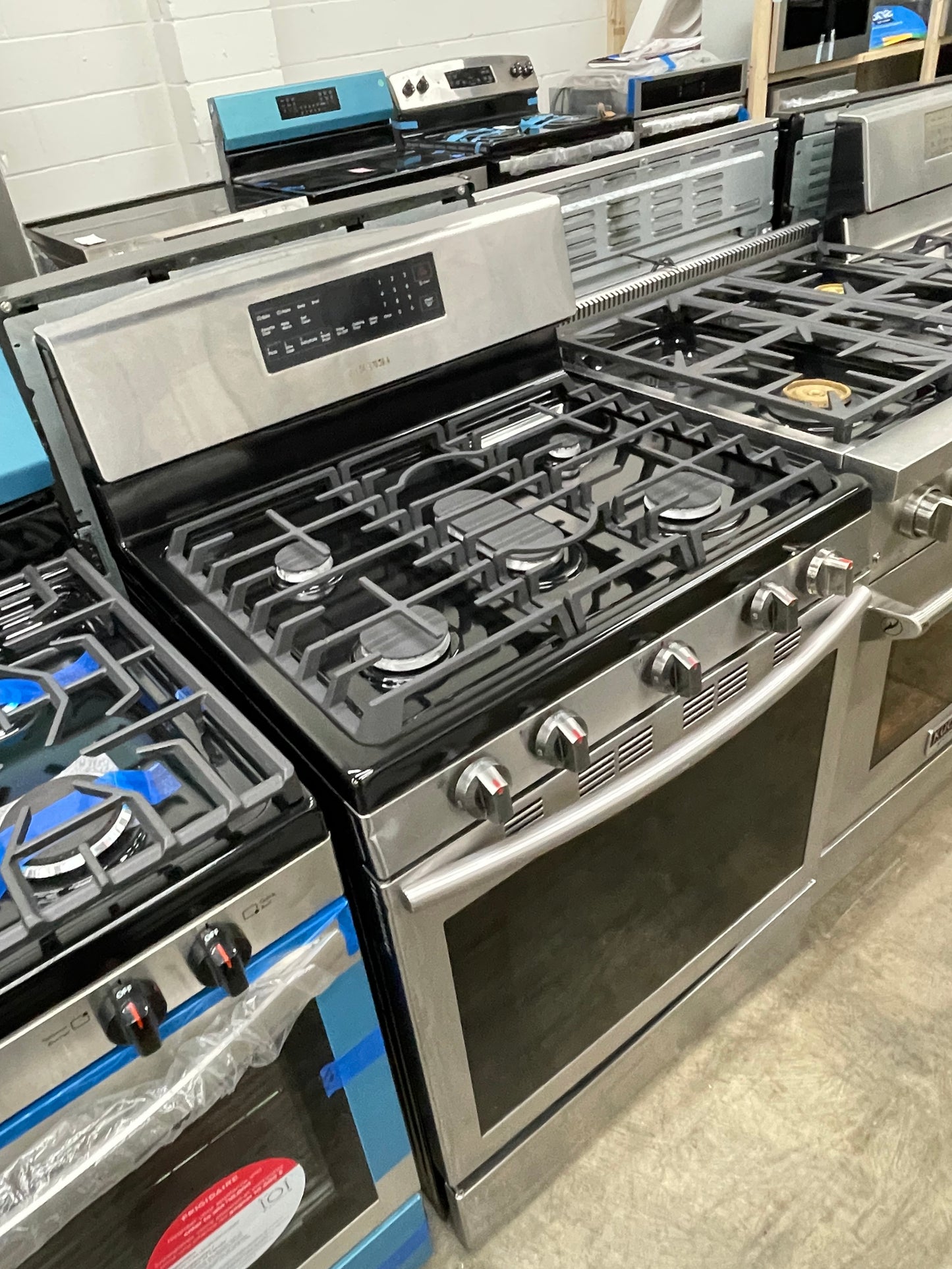 Samsung 30-in 5 Burners 5.8 cu. ft. Freestanding Gas Range with Convection Oven in Stainless Steel-Model #NX58H5600SS