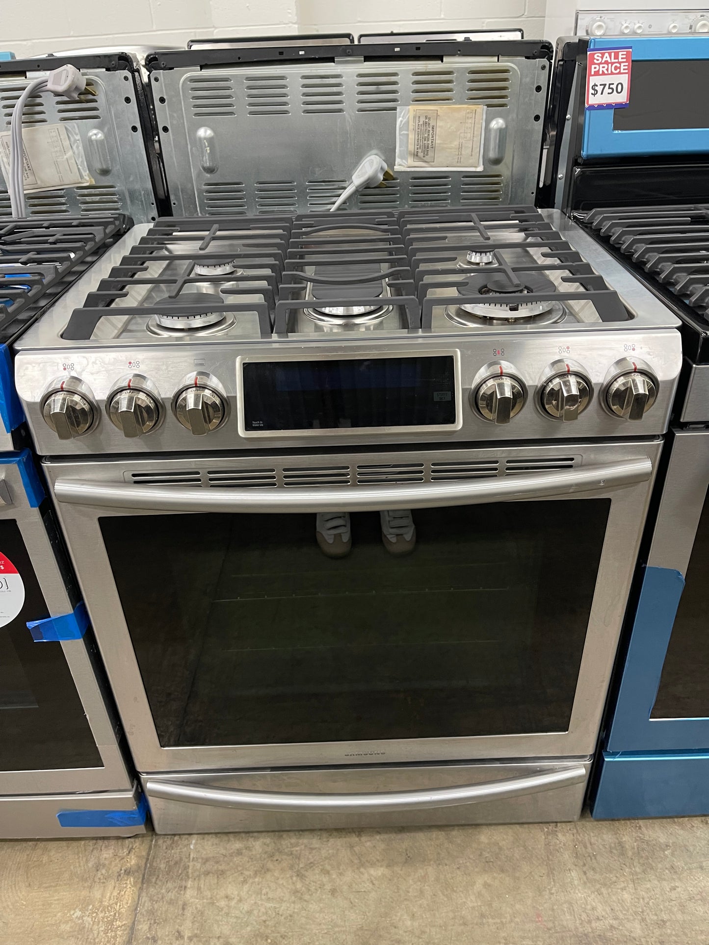 Samsung NX58H9500WS
30 Inch Slide-In Gas Range with 5.8 cu. ft. True Convection Oven, Reversible Griddle, Self-Clean, Temperature Probe, Guiding Light Controls, 5 Sealed Burners, 18,000 BTU Center Burner, and Warming Drawer: Stainless Steel