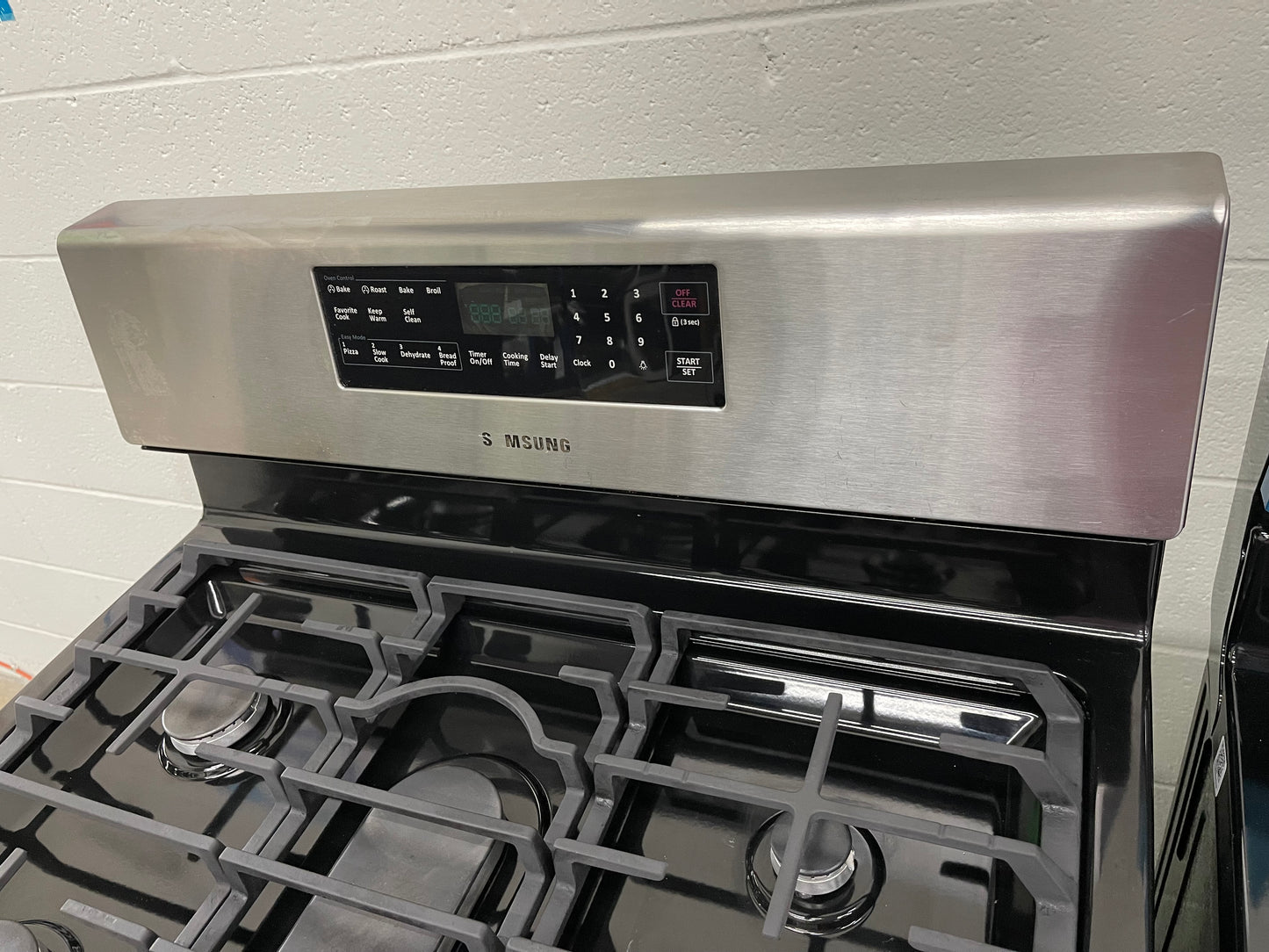 Samsung 30-in 5 Burners 5.8 cu. ft. Freestanding Gas Range with Convection Oven in Stainless Steel-Model #NX58H5600SS