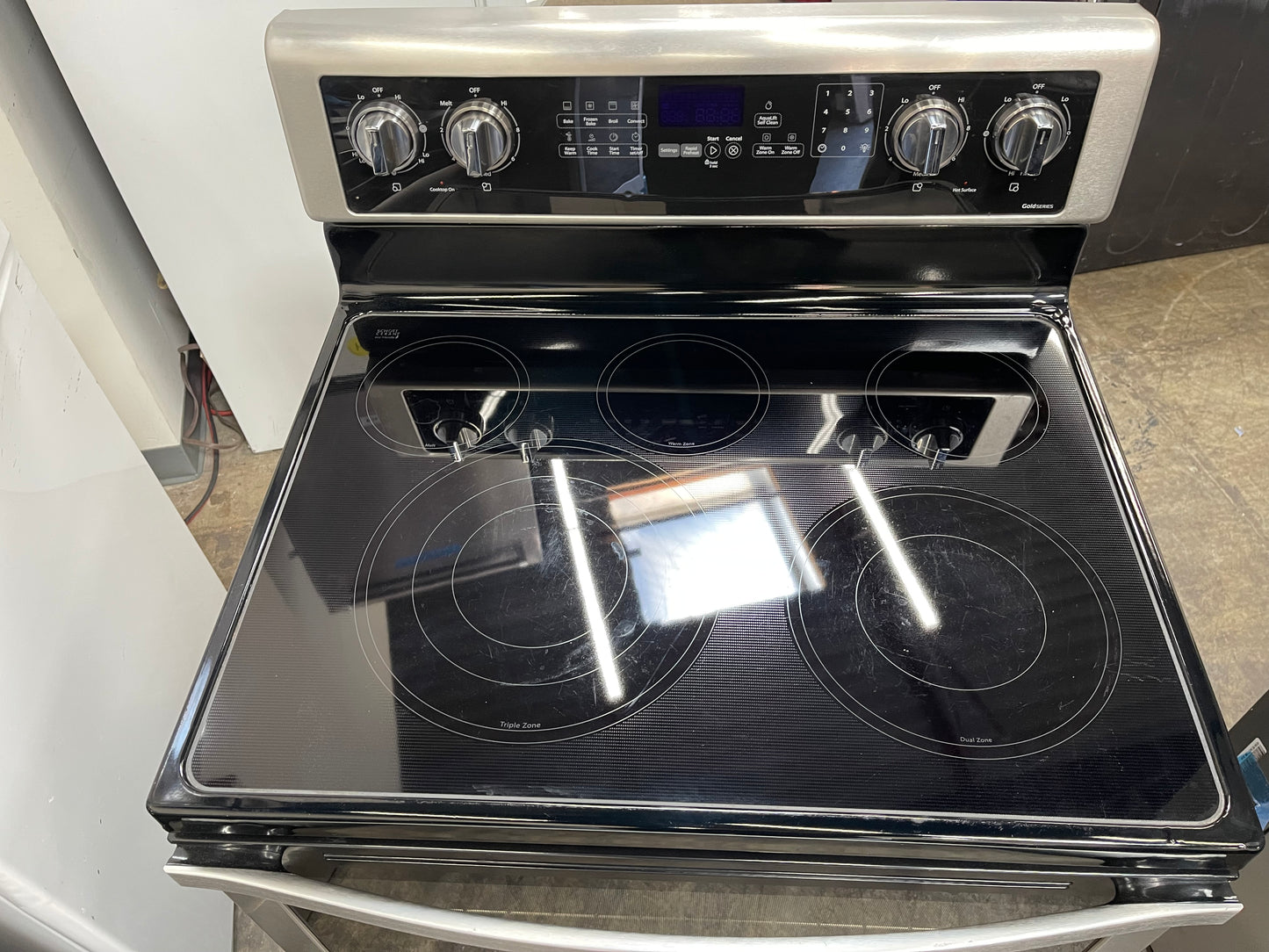 6.4 Cu. Ft. Freestanding Electric Range with Fingerprint-Resistant Stainless Steel Model:
WFE770H0FZ