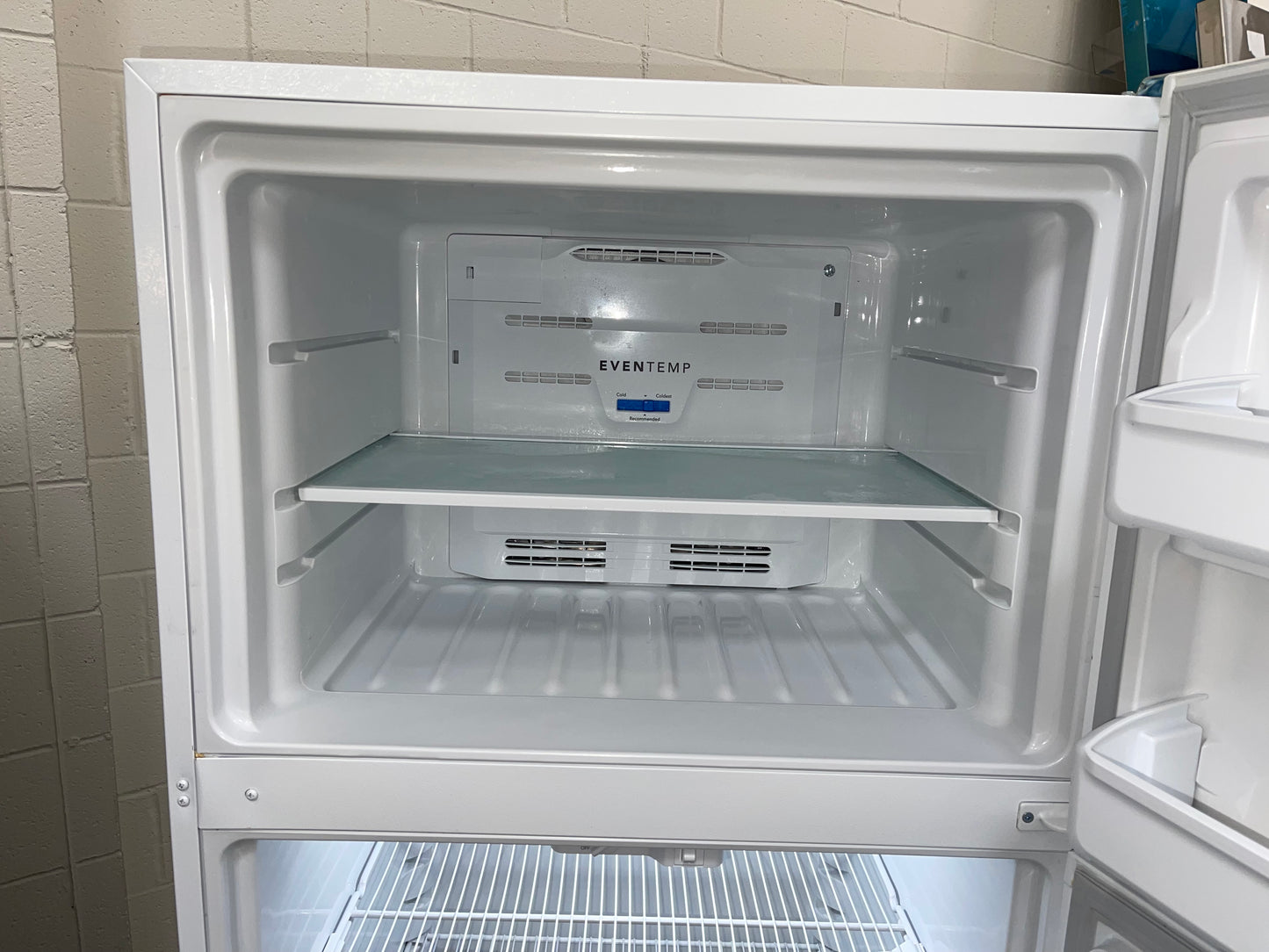 Frigidaire FFTR1814WW
30 Inch Top Freezer Refrigerator with 18.3 Cu. Ft. Total Capacity