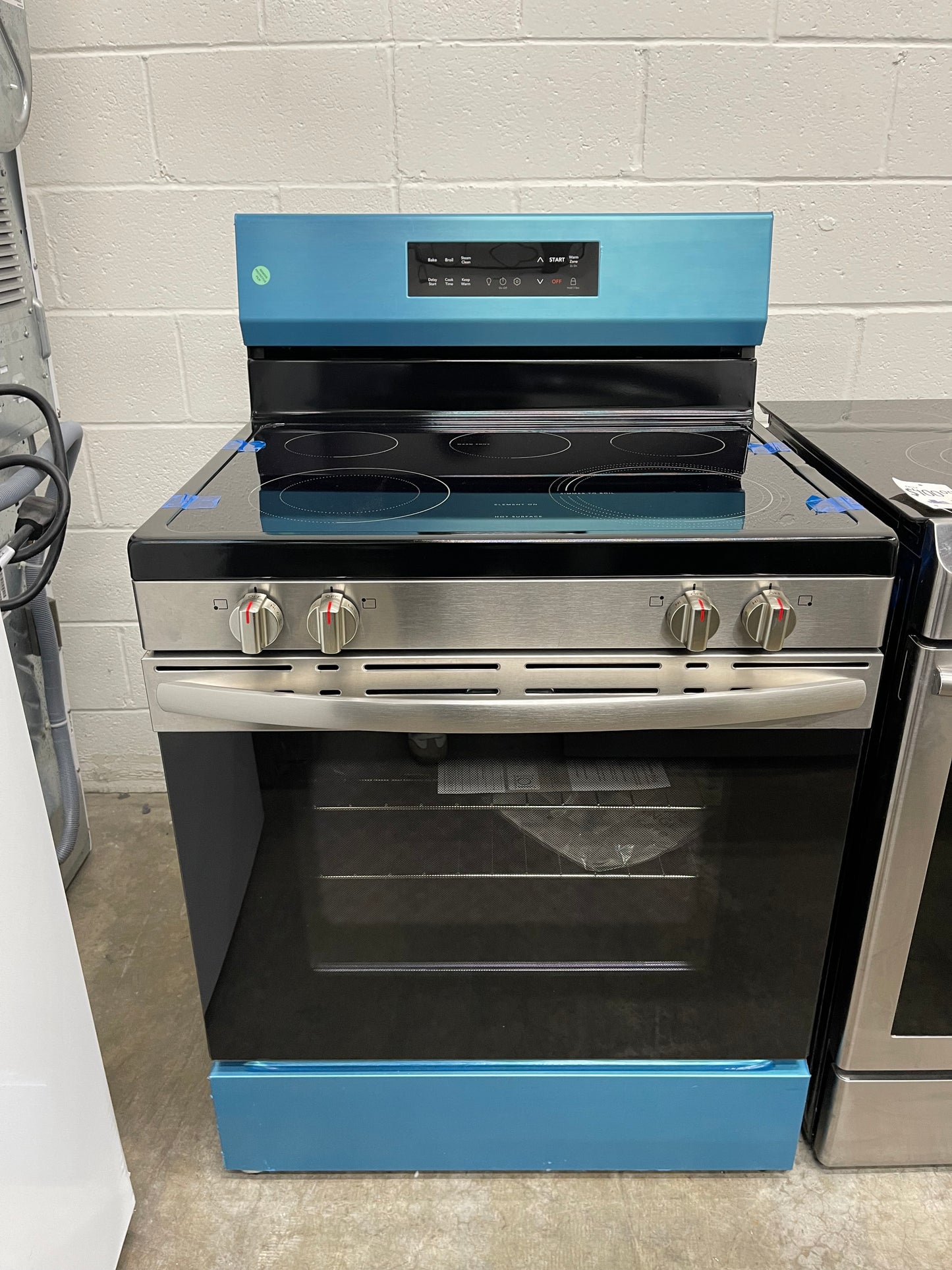 Frigidaire FCRE3062AS
30 Inch Freestanding Electric Range with 5 Elements, 5.3 cu. ft. Capacity