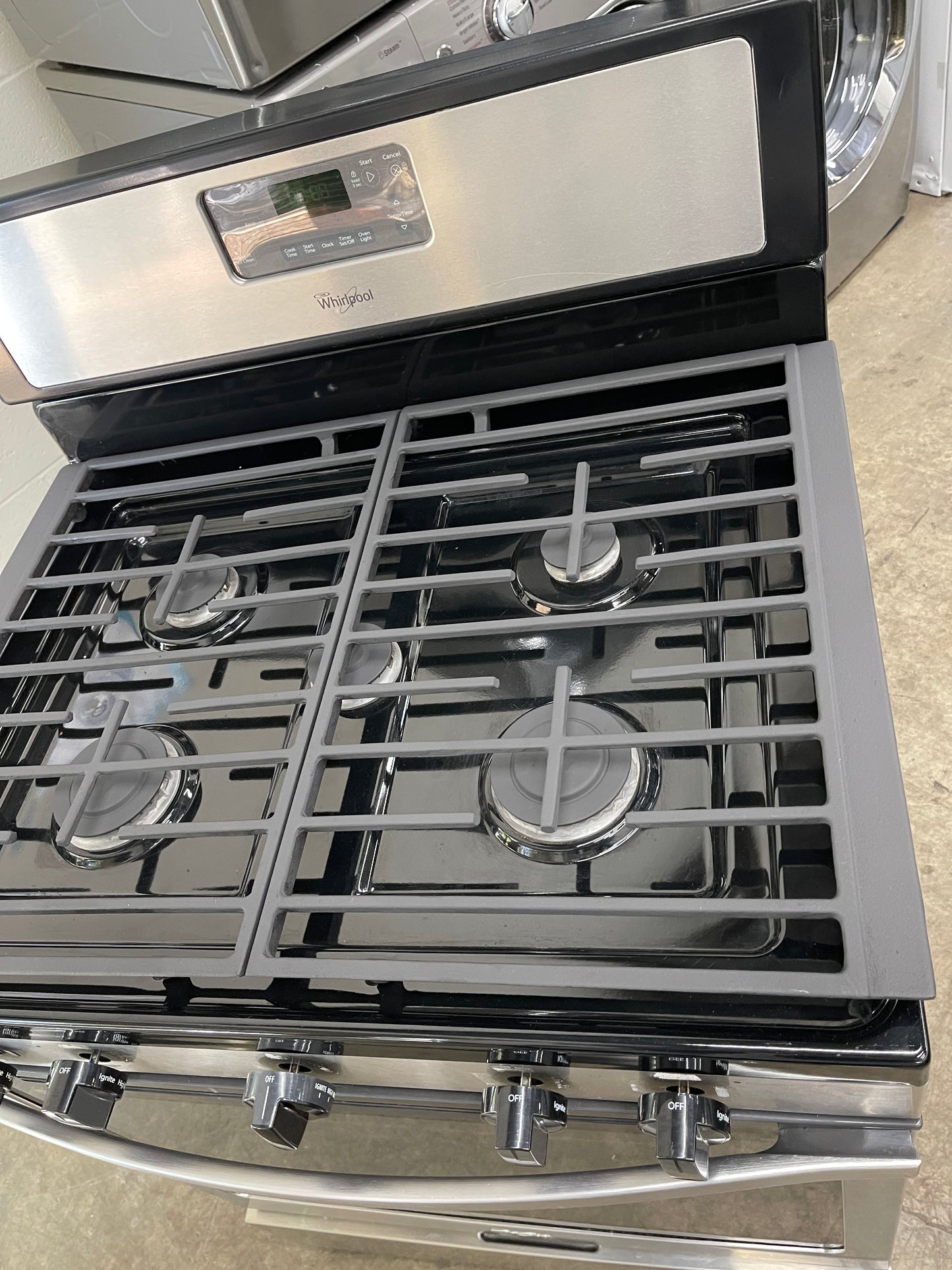 Whirlpool WFG540H0AS
30 Inch Freestanding Gas Range with 4 Sealed Burners, 5.8 cu. ft. AquaLift Self-Cleaning Oven, Power Burner, TimeSavor Convection Cooking System and Lower Storage Drawer: Stainless Steel