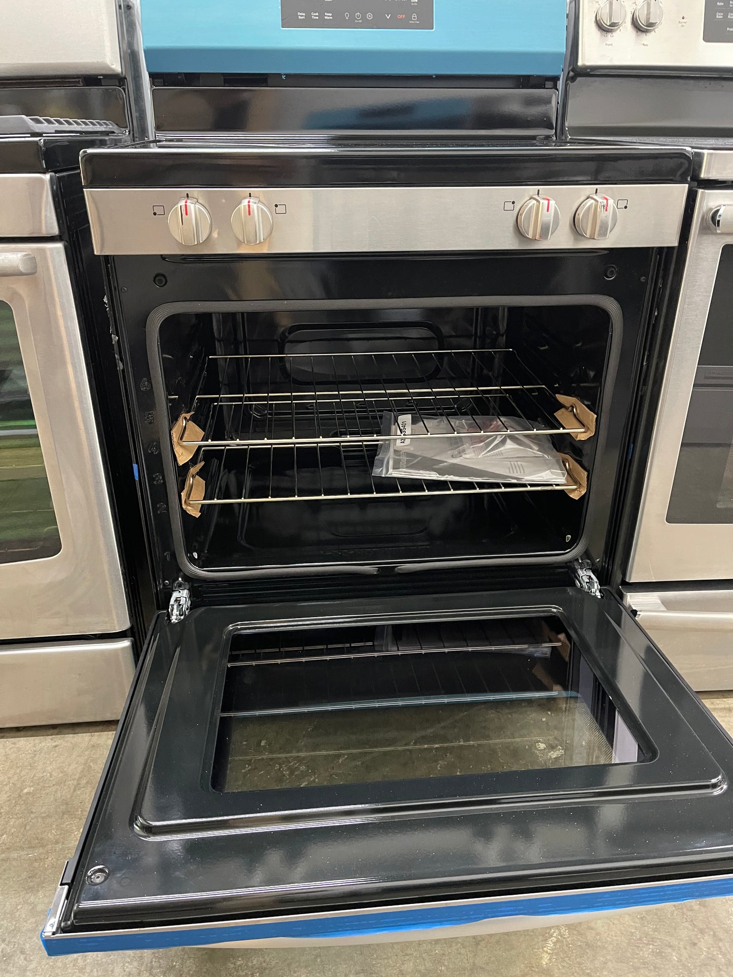 Frigidaire FCRE3062AS
30 Inch Freestanding Electric Range with 5 Elements, 5.3 cu. ft. Capacity