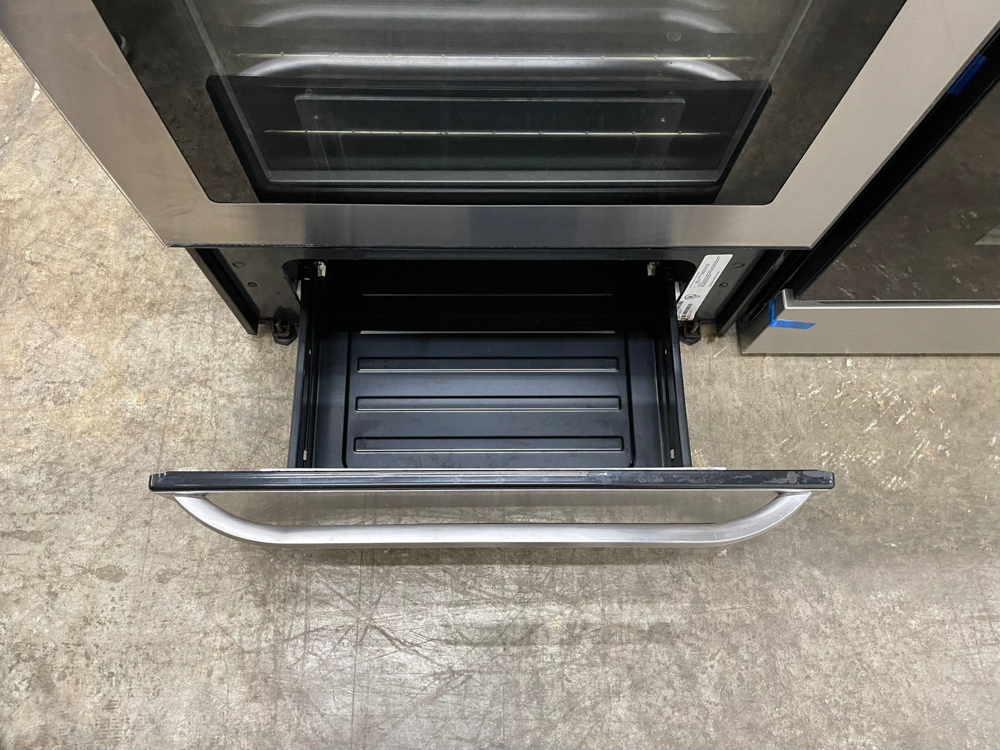Frigidaire FFEF3043LS
30 Inch Electric Range with SpaceWise Element, Store-More Drawer, Ready-Select Controls, 4 Radiant Elements, 4.8 cu. ft. Oven Capacity and Timed Cook