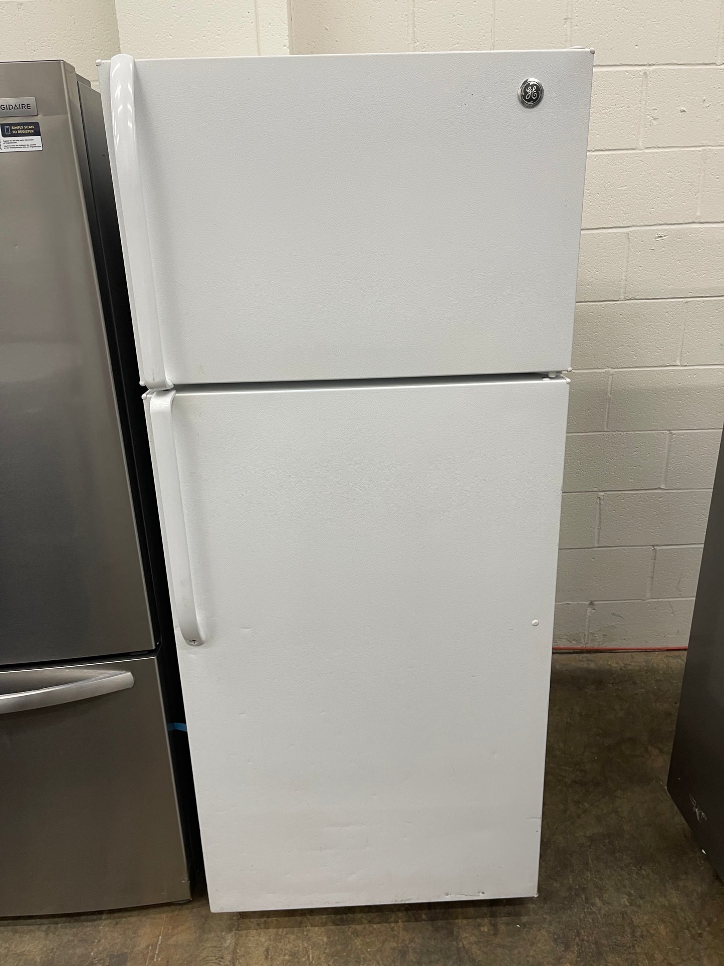 GE GTH18GBDWW
18.1 cu. ft. Top-Freezer Refrigerator with 2 Adjustable Spill Proof Glass Shelves, 2 Adjustable Humidity Crispers, Gallon Storage, Upfront Temperature Controls and Optional Ice Maker: White