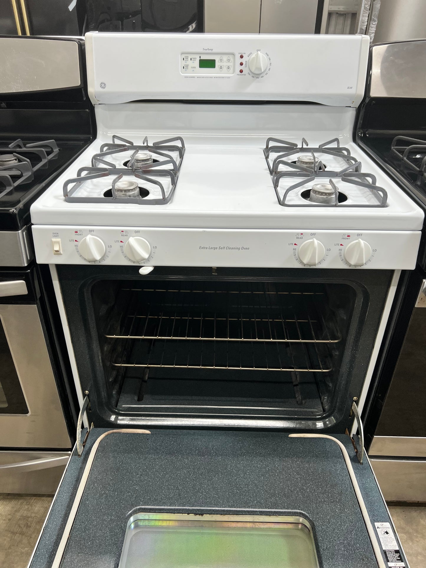 GE 30" Free-Standing Gas Range in White-Model #:JGBP26WEA1WW