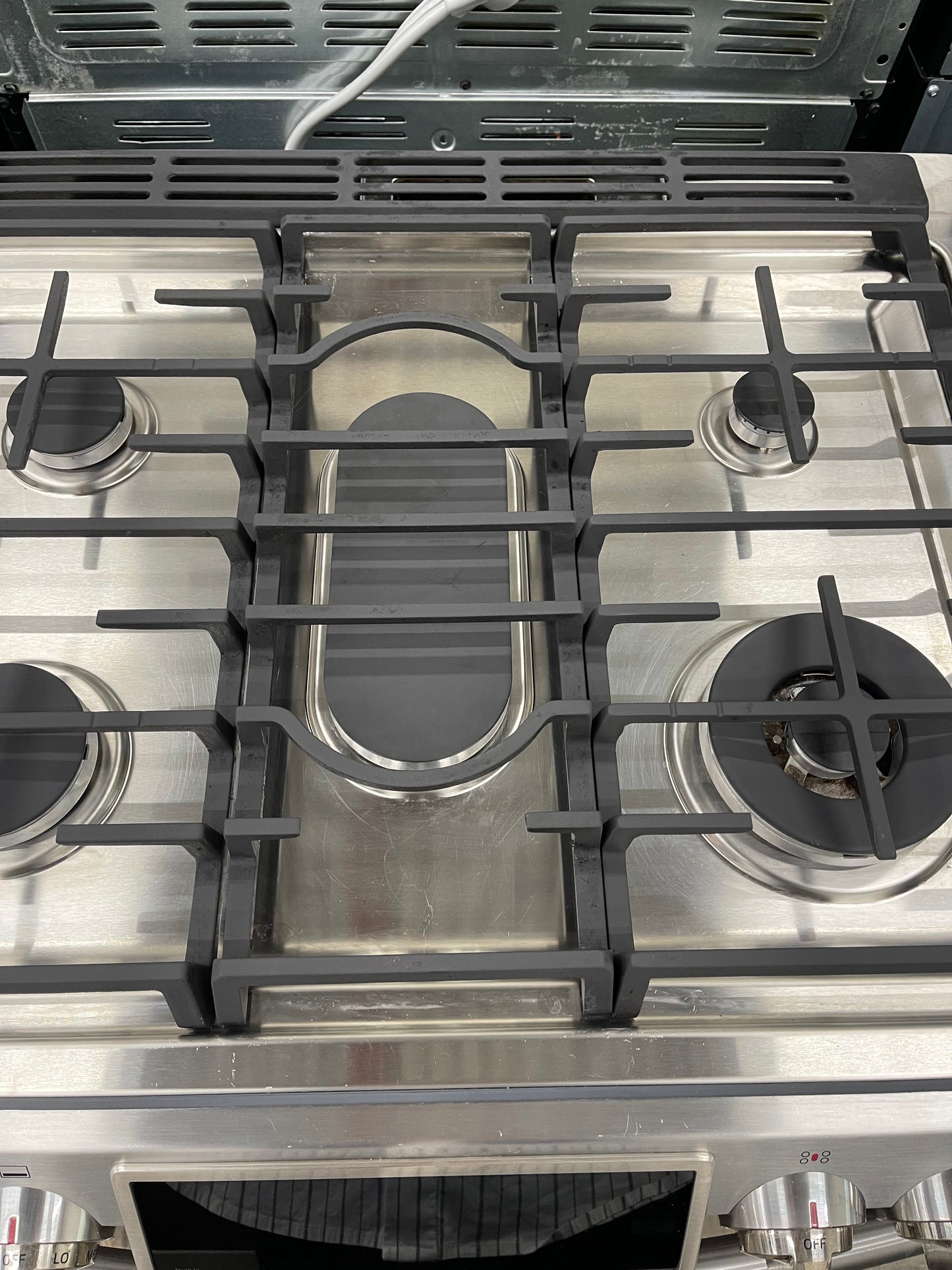 Samsung NX58H9500WS
30 Inch Slide-In Gas Range with 5.8 cu. ft. True Convection Oven, Reversible Griddle, Self-Clean, Temperature Probe, Guiding Light Controls, 5 Sealed Burners, 18,000 BTU Center Burner, and Warming Drawer: Stainless Steel