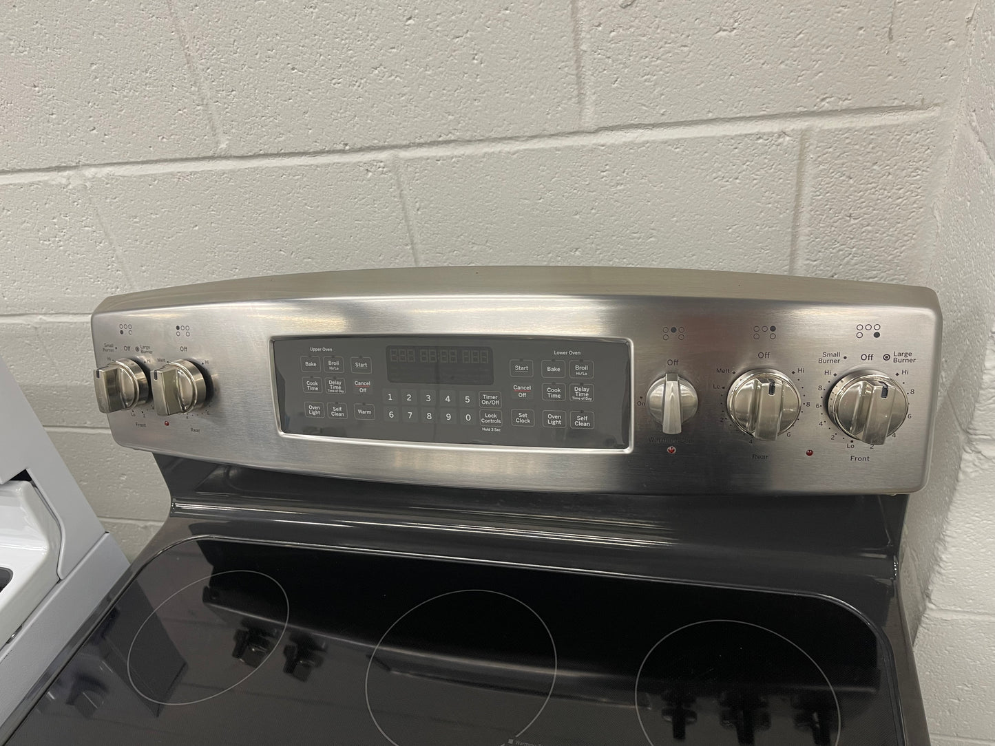GE 30" Free-Standing Electric Double Oven Convection Range
Model #:JB850SF1SS