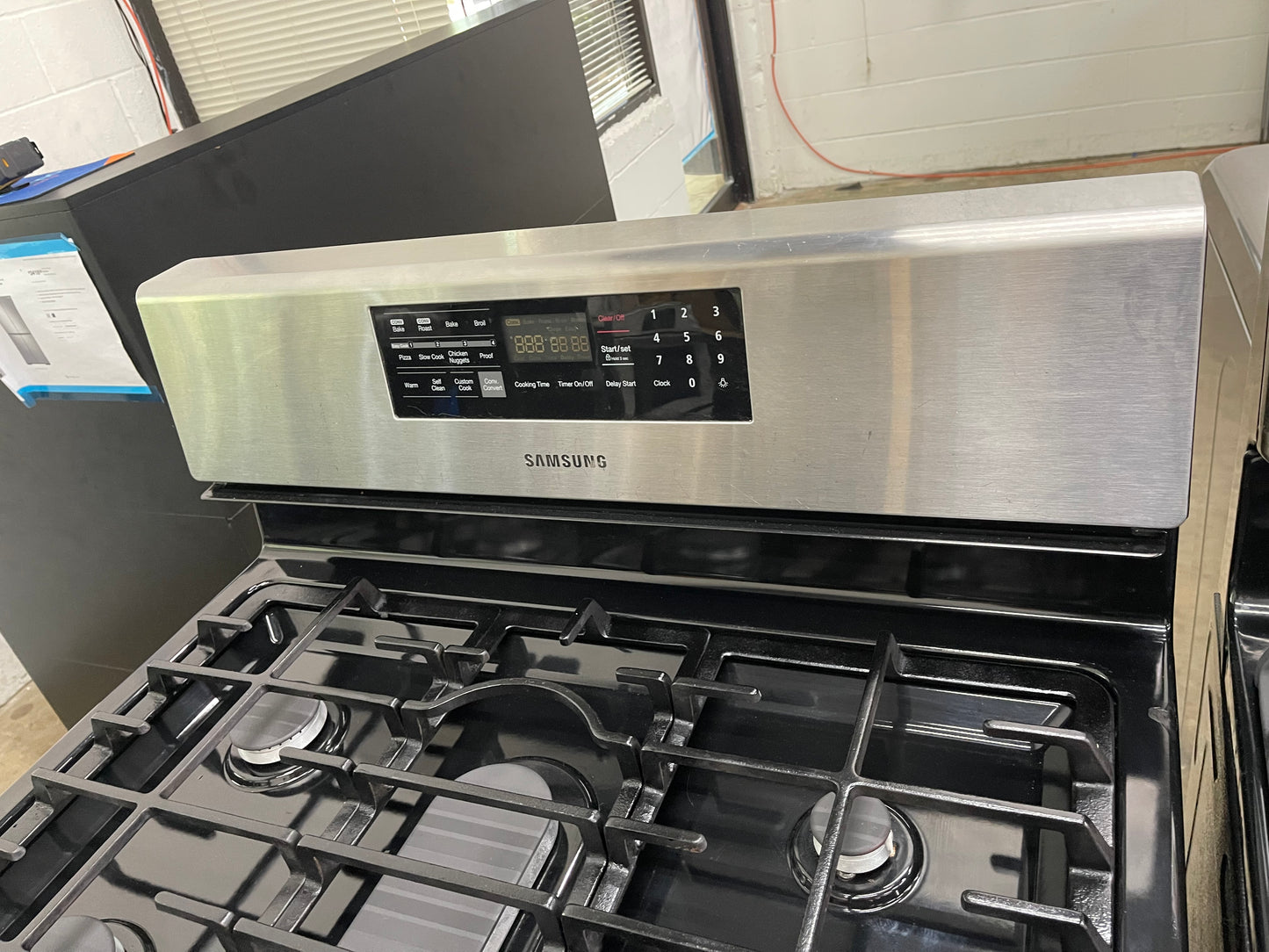 Samsung FX510BGS
30 Inch Freestanding Gas Range with 5 Sealed Burners, 5.8 cu. ft. Convection Oven, Self-Clean, 4 Preset Menu Options, Proofing and Storage Drawer