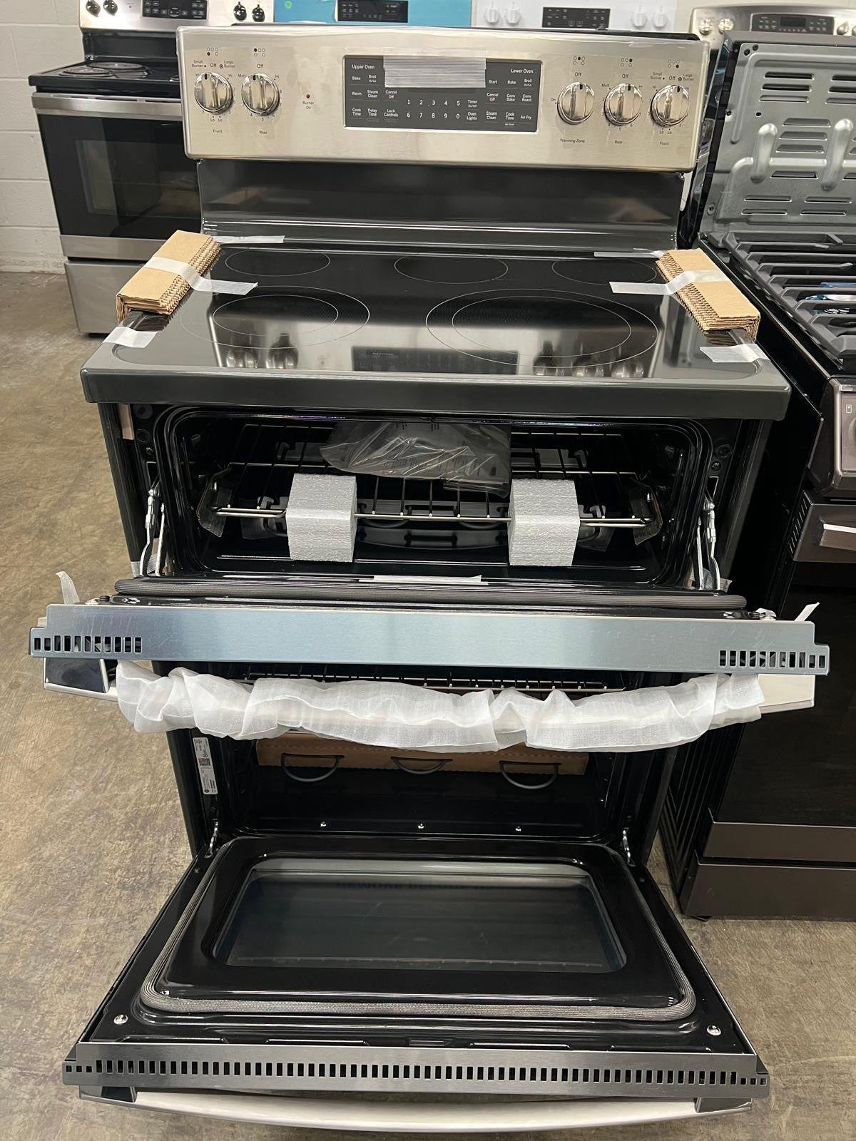 GE 30-in Glass Top 5 burners 4.4-cu ft / 2.2-cu ft Air Fry Convection Oven Freestanding Double Oven Electric Range ( Stainless Steel )
Model #JBS86SPSS