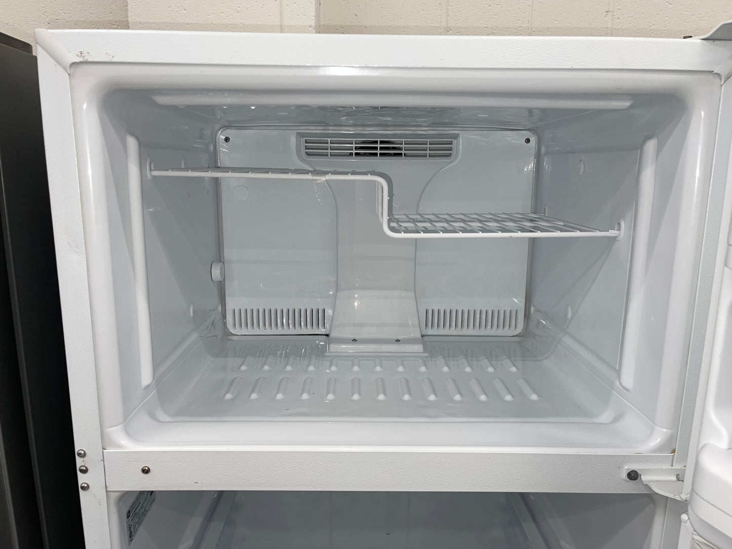 GE GTH18GBDWW
18.1 cu. ft. Top-Freezer Refrigerator with 2 Adjustable Spill Proof Glass Shelves, 2 Adjustable Humidity Crispers, Gallon Storage, Upfront Temperature Controls and Optional Ice Maker: White