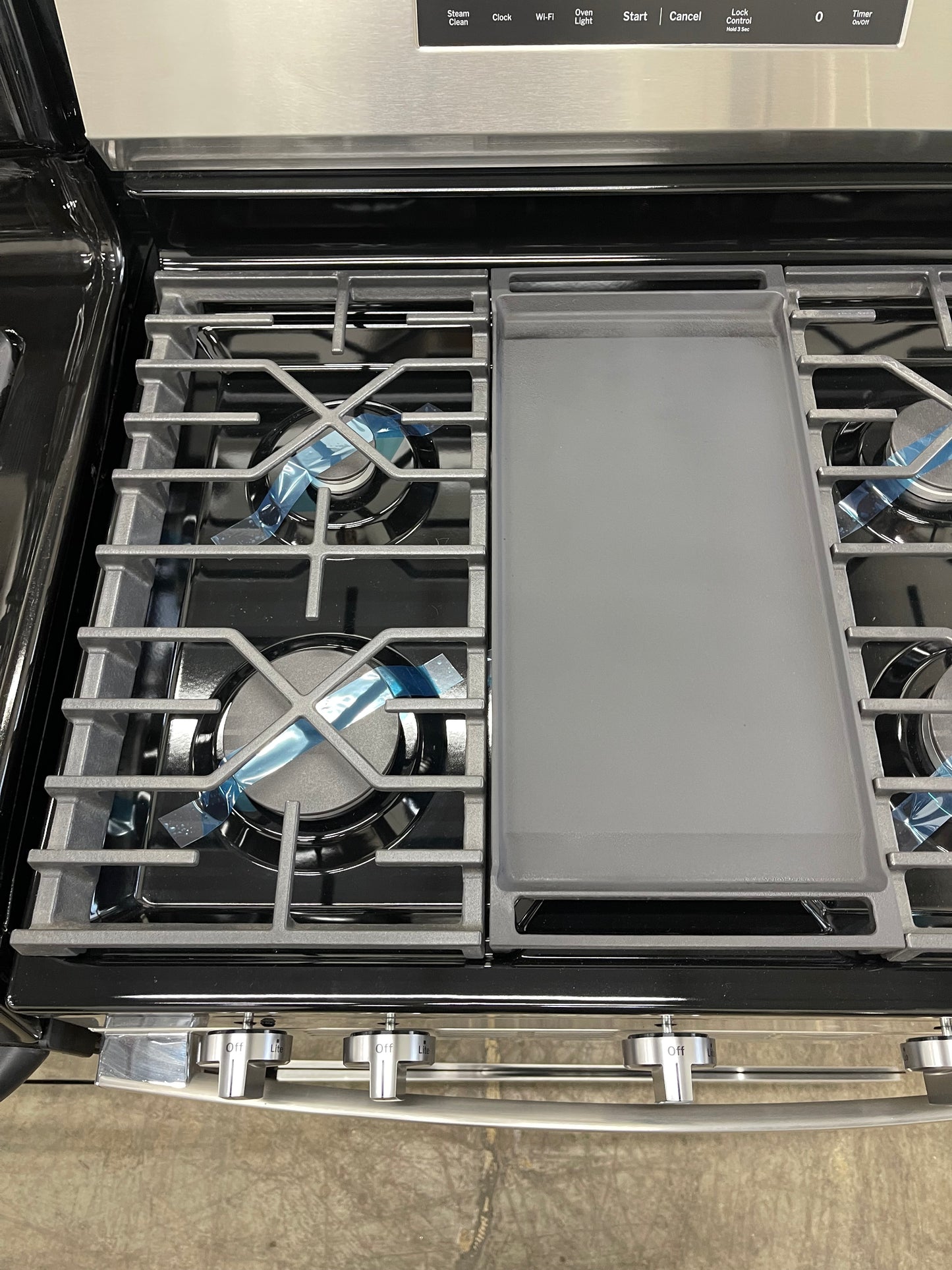 GE  GGF600AVSS
30 Inch Freestanding Gas Smart Range with 5 Sealed Burners, 5.3 cu. ft. Convection Oven, Power Boil Burner, Griddle, Storage Drawer, WiFi, Enhanced Shabbos Mode Built In, and Steam Clean: Stainless Steel