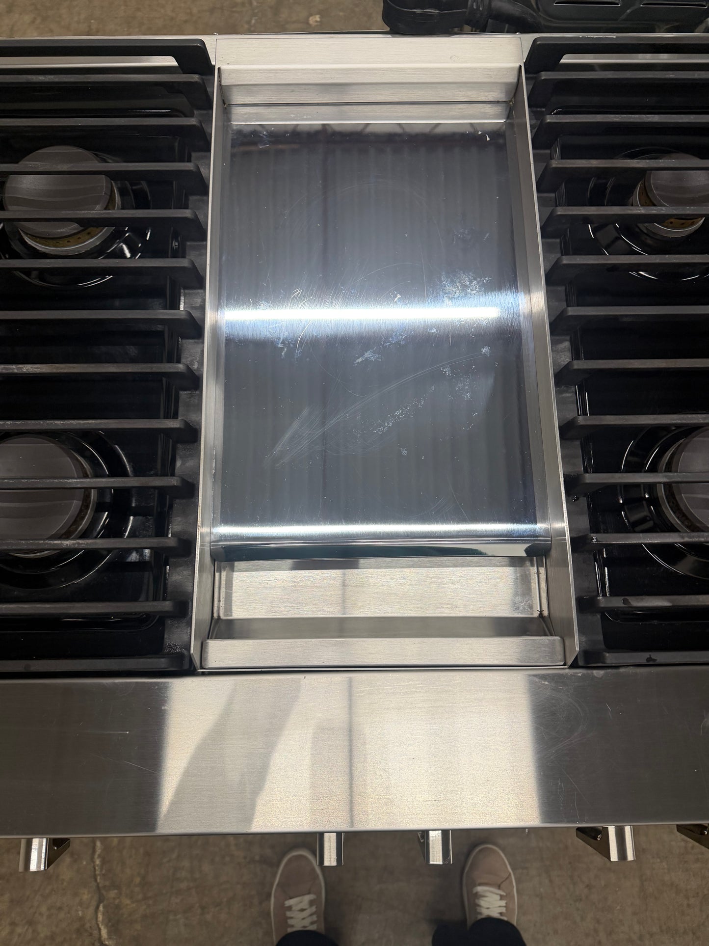 JennAir NOIR   JDRP536HM
36 Inch Smart Dual Fuel Professional Range with 4 Sealed Burners, 5.1 cu. ft. Oven Capacity, WiFi, Smart Integration, Chrome-Infused Griddle, CustomClean , Cinematic Lighting, JennAirCulinary Center, Dual-Fan True Convection, Du