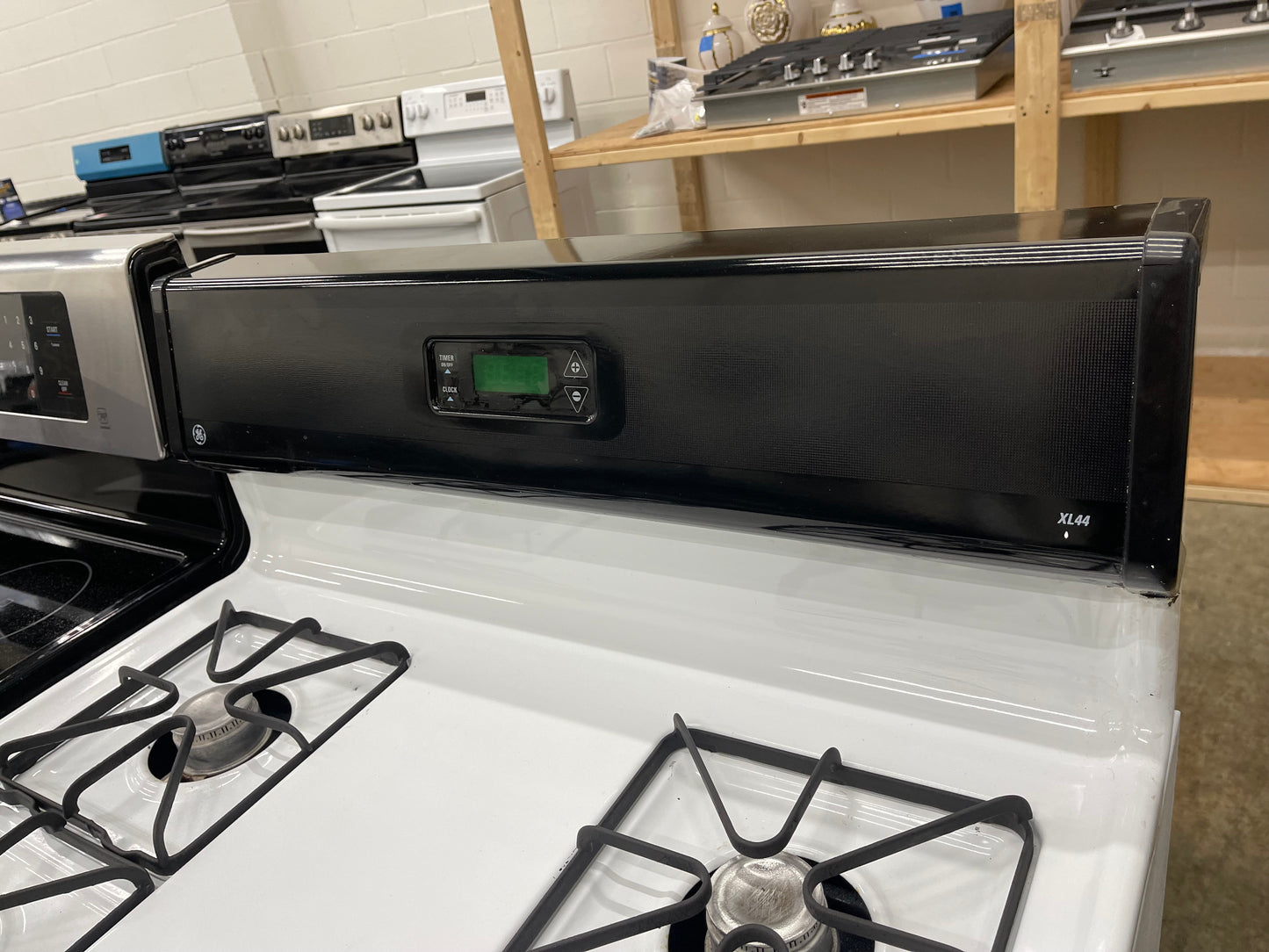 GE 30” Free‑Standing Gas Range JGBS17PEA4WH