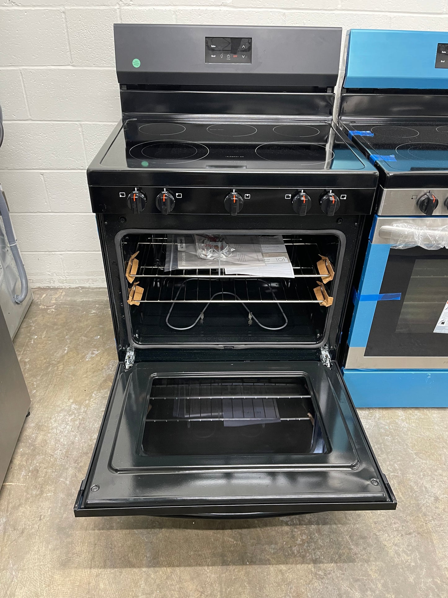 Frigidaire 30 in. 5 Burner Element Freestanding Electric Range in Black with Dual Expandable Element and Quick Boil