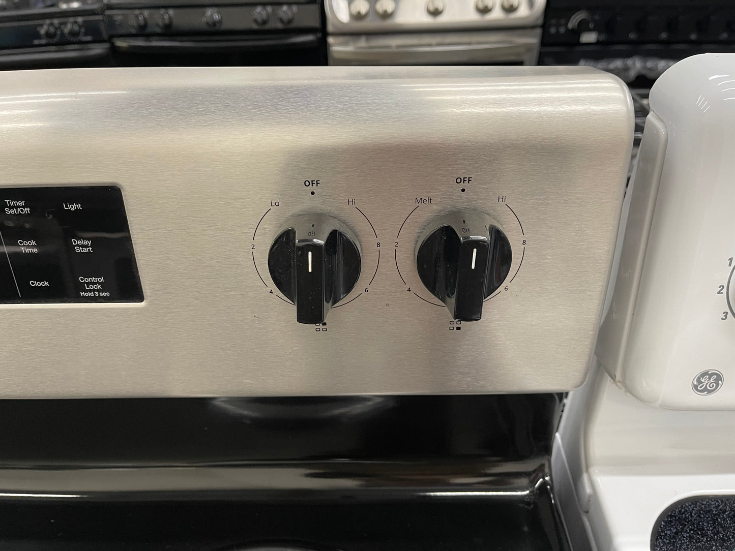 Whirlpool 30-in 4 burners 4.8-cu ft Freestanding Electric Range ( Stainless Steel )
Model #WFC150M0JS