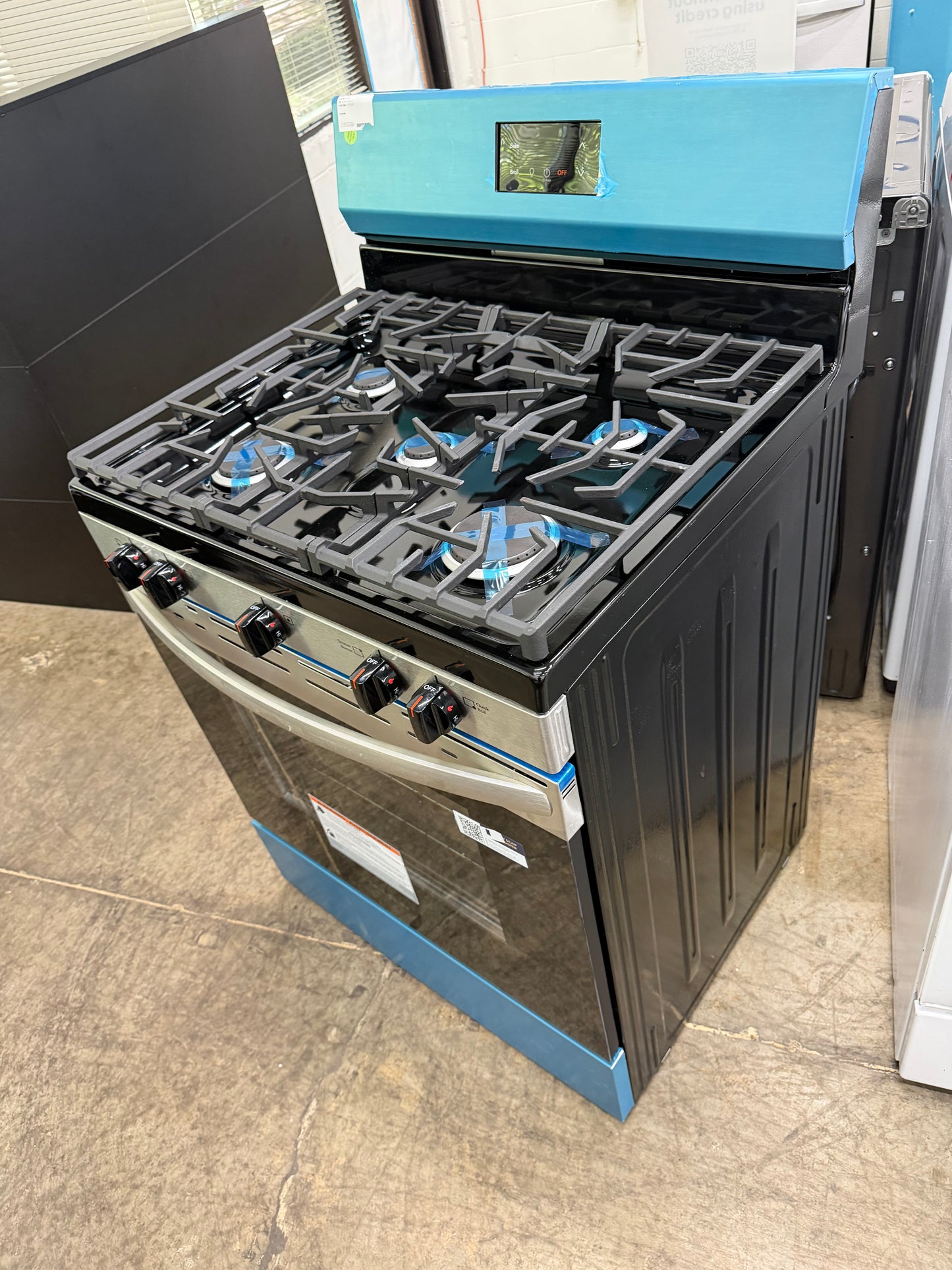 Frigidaire 30-in 5 Burners 5.1-cu ft Freestanding Gas Range in Stainless Steel-Model # FCRG3052BS