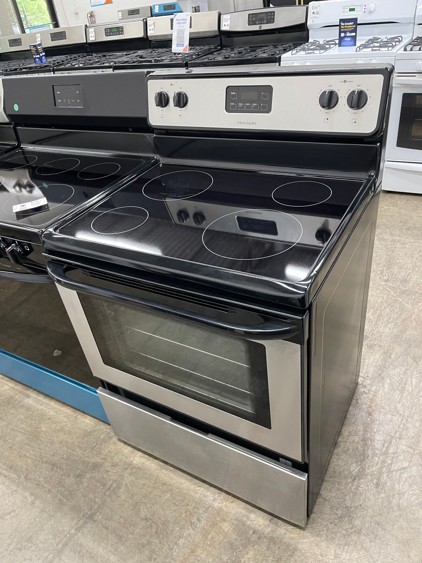 Frigidaire  FFEF3012LS
30 Inch Freestanding Electric Range with 4 Radiant Elements, 4.8 cu. ft. Oven Capacity, Manual Clean and Store-More Storage Drawer: Stainless Steel