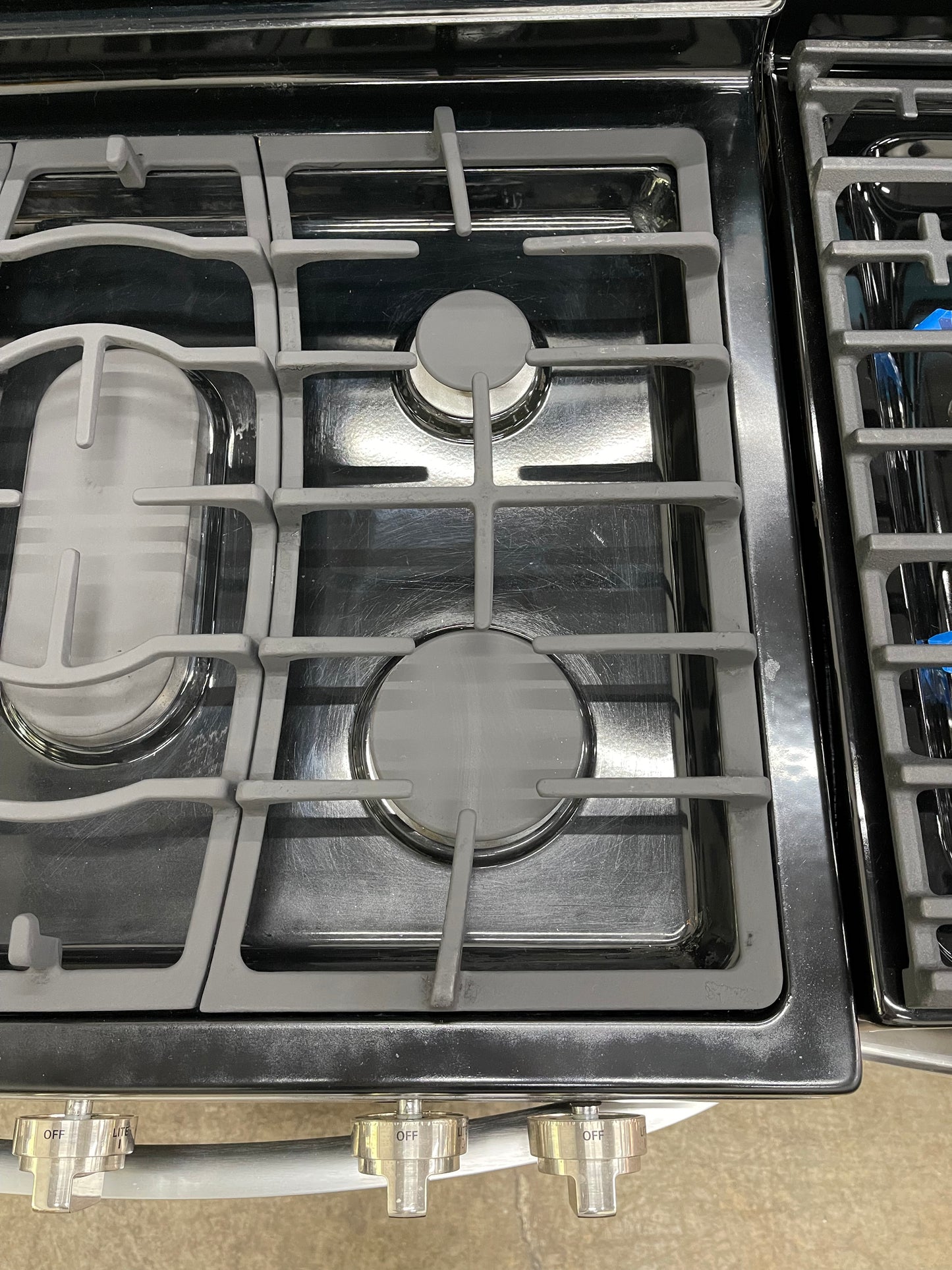 LG  LRG3061ST
30 Inch Gas Range with 20 Minute EasyClean ,Mode, Brilliant Blue Interior, Griddle Accessory, 5 Sealed Burners, 5.4 cu. ft. Oven and Storage Drawer: Stainless Steel