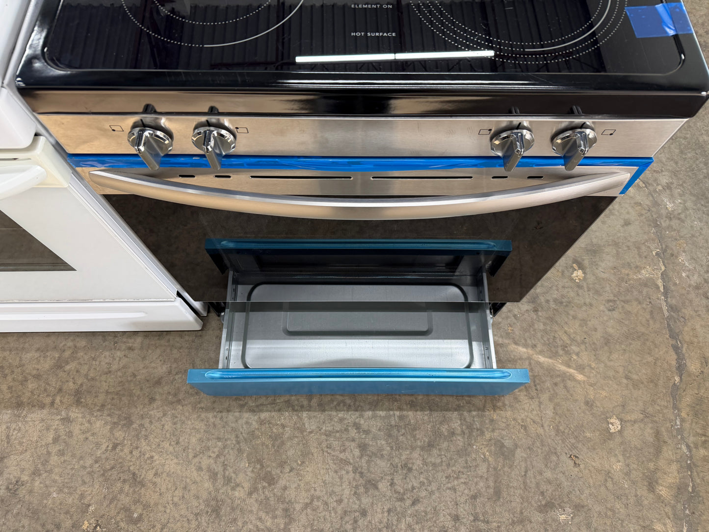 Frigidaire 30-in Glass Top 5 burners 5.3-cu ft Freestanding Electric Range ( Fingerprint Resistant Stainless Steel )
Model #FCRE306LAF