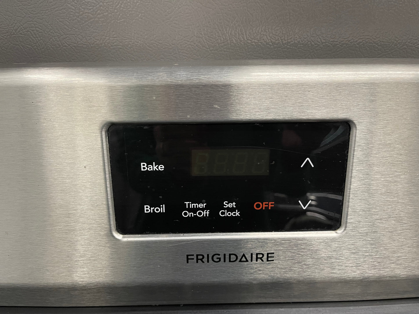 Overview
The Frigidaire FCRG305LAF is a 30-in freestanding gas range with five burners and a 5.0 cu ft capacity oven. It has a stainless steel exterior and a storage drawer. The cooktop features five sealed gas burners, including a 16,000 BTU Quick Boil B