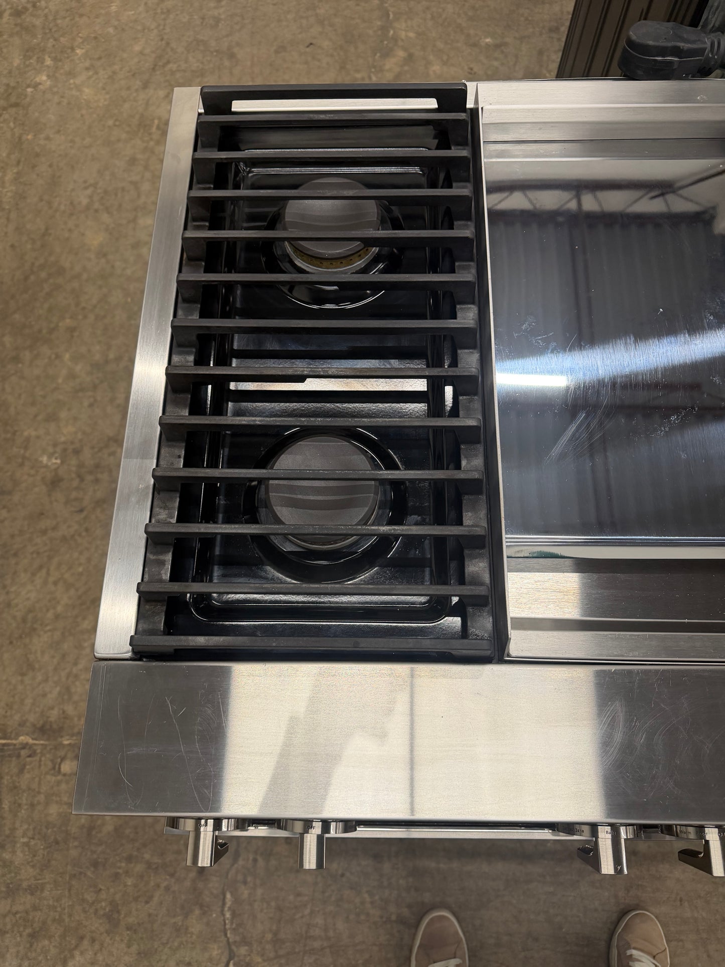 JennAir NOIR   JDRP536HM
36 Inch Smart Dual Fuel Professional Range with 4 Sealed Burners, 5.1 cu. ft. Oven Capacity, WiFi, Smart Integration, Chrome-Infused Griddle, CustomClean , Cinematic Lighting, JennAirCulinary Center, Dual-Fan True Convection, Du