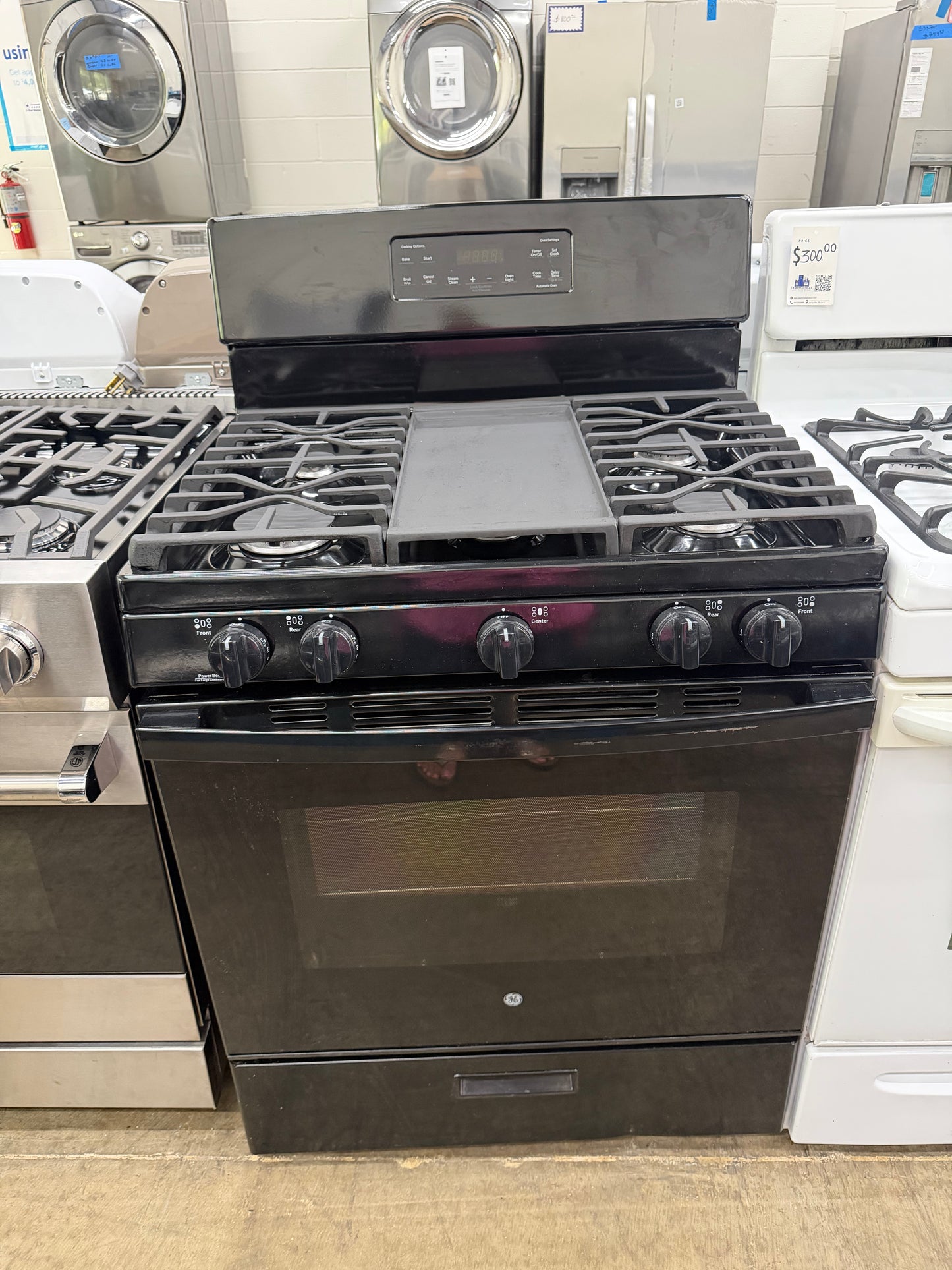 GE 30” Freestanding Gas Range – Model JGBS66DEK4BB