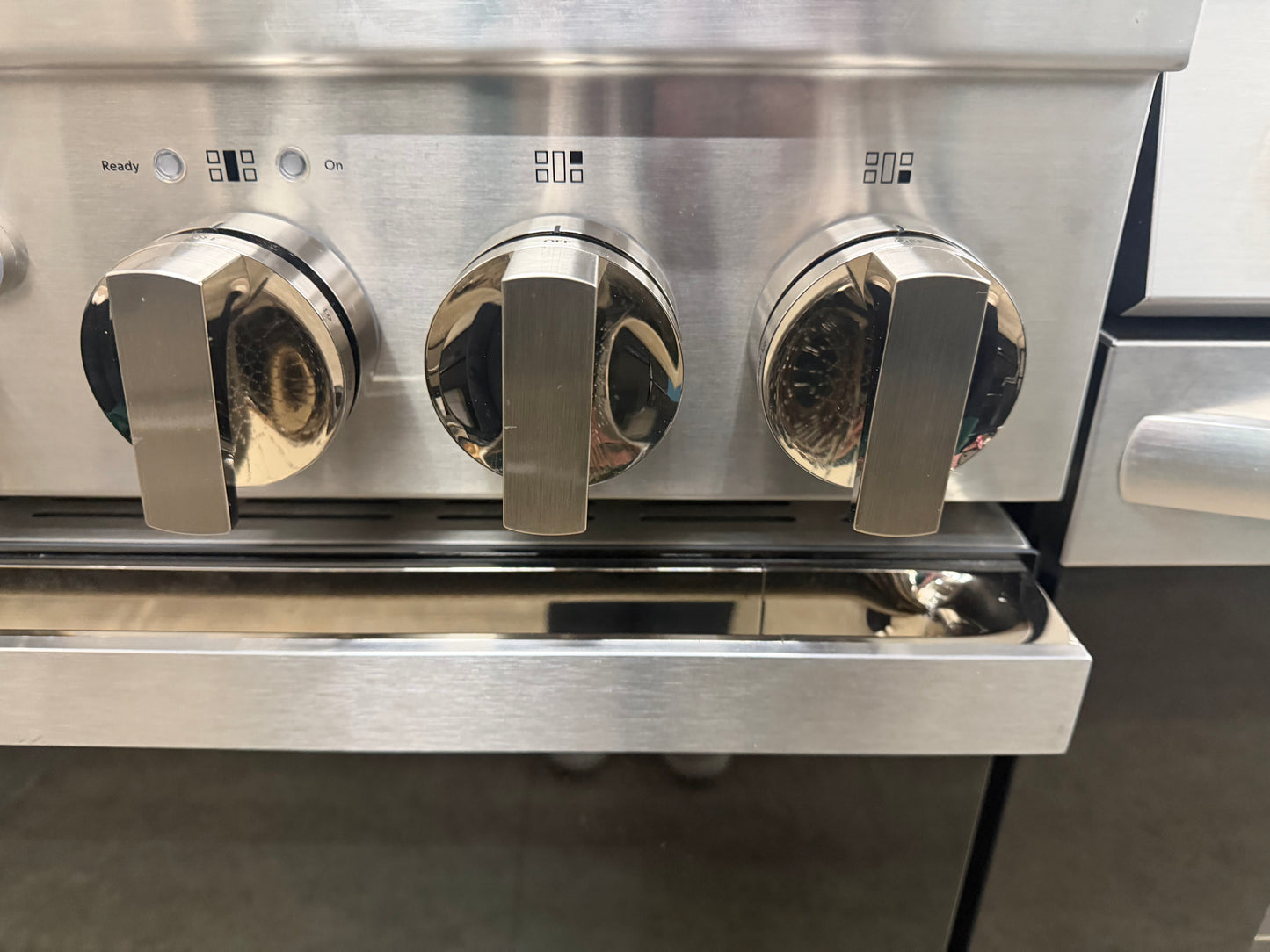 JennAir NOIR   JDRP536HM
36 Inch Smart Dual Fuel Professional Range with 4 Sealed Burners, 5.1 cu. ft. Oven Capacity, WiFi, Smart Integration, Chrome-Infused Griddle, CustomClean , Cinematic Lighting, JennAirCulinary Center, Dual-Fan True Convection, Du