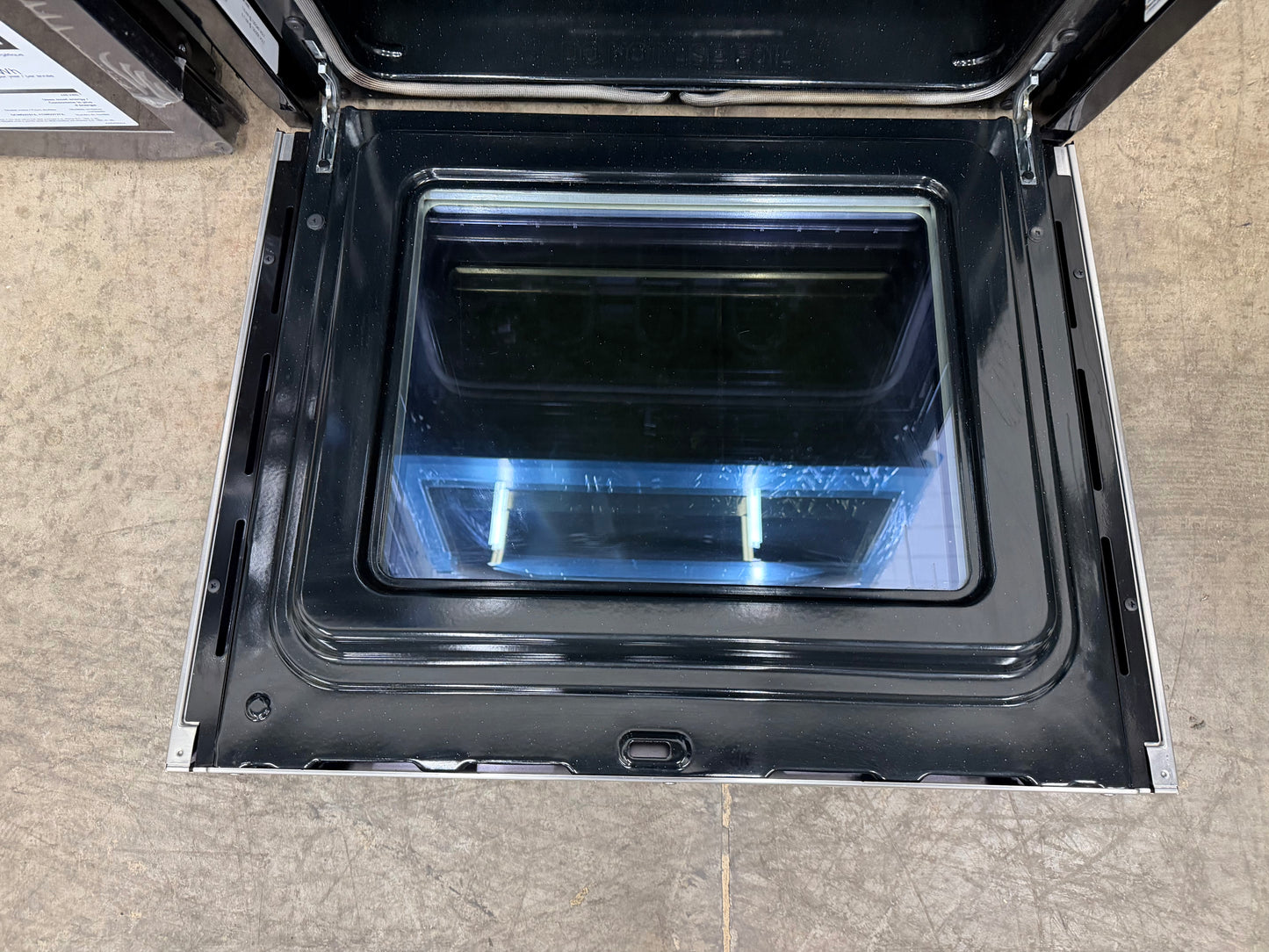 Frigidaire  GCWS2767AF
27 Inch Single Electric Wall Oven with Air Fry, 3.8 Cu.Ft. Capacity, Total Convection, Self Clean, Touch Screen Control Panel, No Pre Heat, Steam Bake, Temperature Probe, Glide Rack, Air Sous Vide, Control Lock, Sabbath Mode