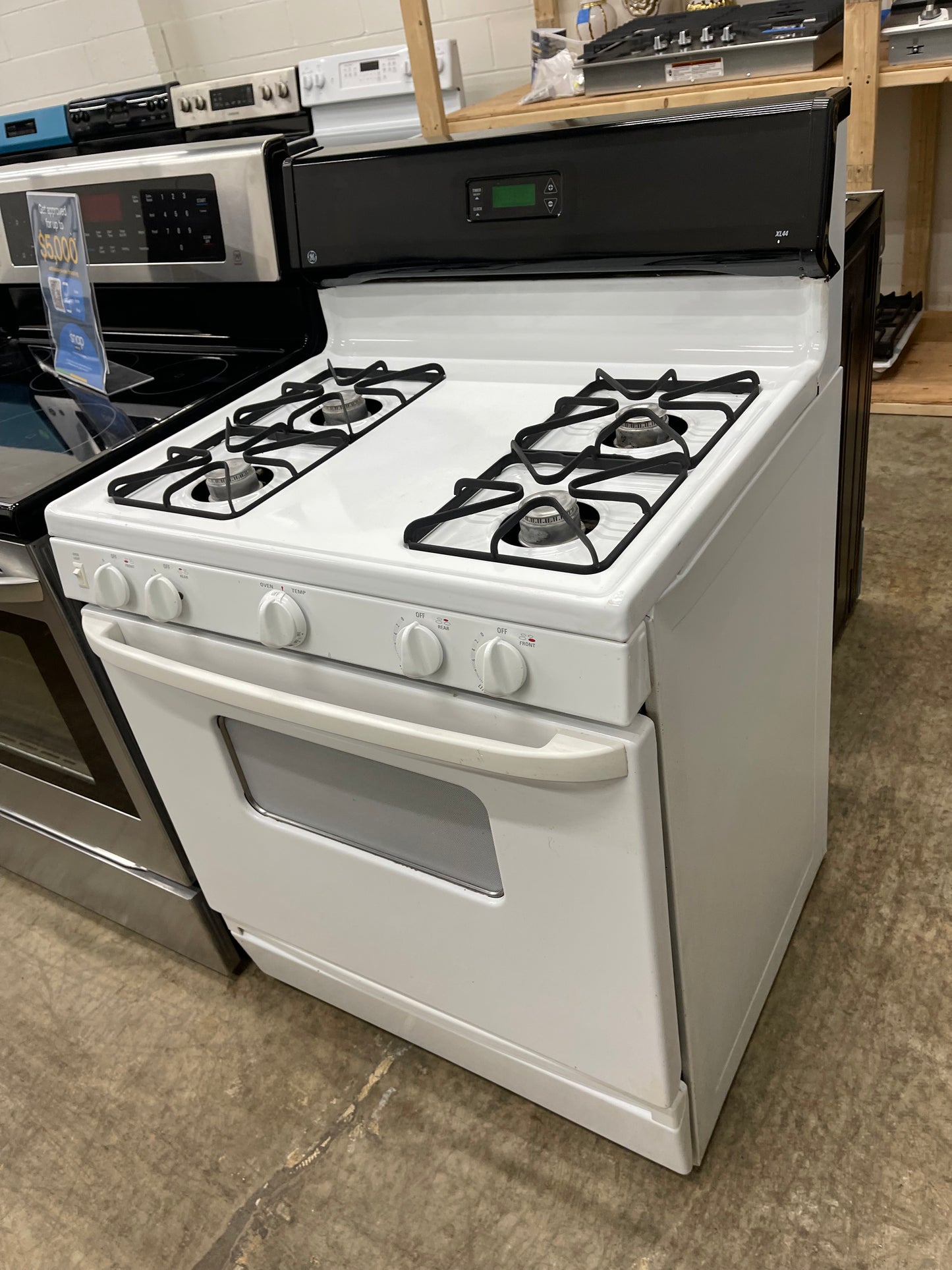GE 30” Free‑Standing Gas Range JGBS17PEA4WH