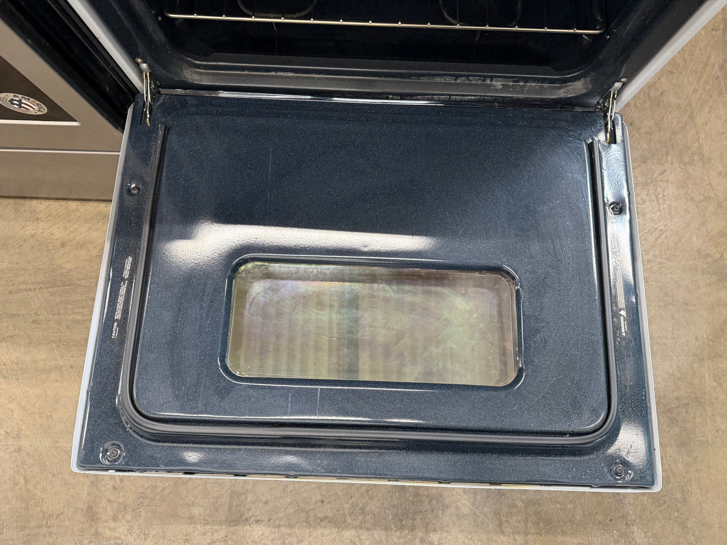 Hotpoint  RBS360DMWW
30 Inch Freestanding Electric Range with 5.0 Cu. Ft. Oven Capacity, Storage Drawer, Cooktop Indicator Light, Sensi-Temp, and Porcelain Cooktop: White