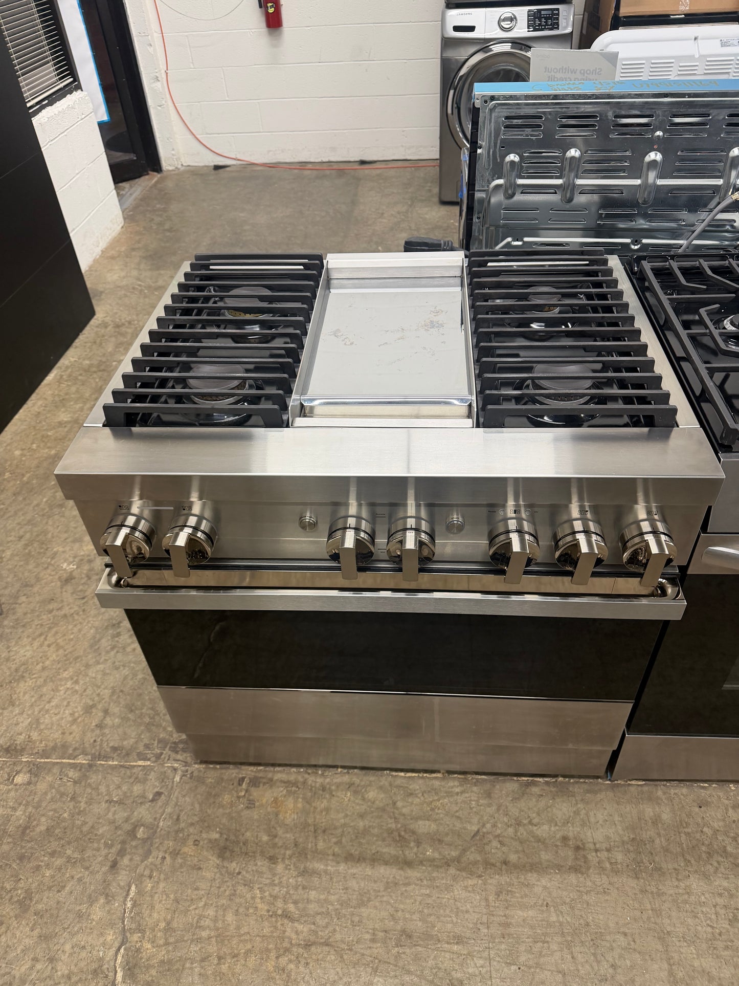 JennAir NOIR   JDRP536HM
36 Inch Smart Dual Fuel Professional Range with 4 Sealed Burners, 5.1 cu. ft. Oven Capacity, WiFi, Smart Integration, Chrome-Infused Griddle, CustomClean , Cinematic Lighting, JennAirCulinary Center, Dual-Fan True Convection, Du