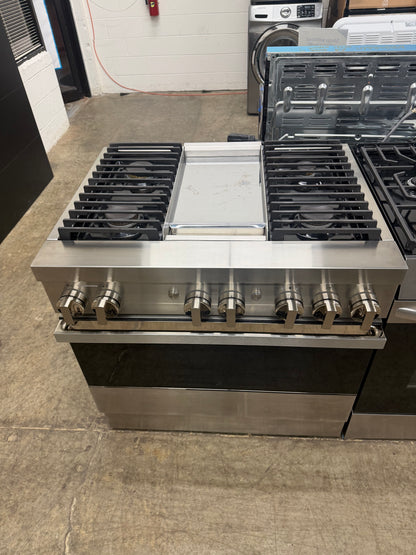 JennAir NOIR   JDRP536HM
36 Inch Smart Dual Fuel Professional Range with 4 Sealed Burners, 5.1 cu. ft. Oven Capacity, WiFi, Smart Integration, Chrome-Infused Griddle, CustomClean , Cinematic Lighting, JennAirCulinary Center, Dual-Fan True Convection, Du