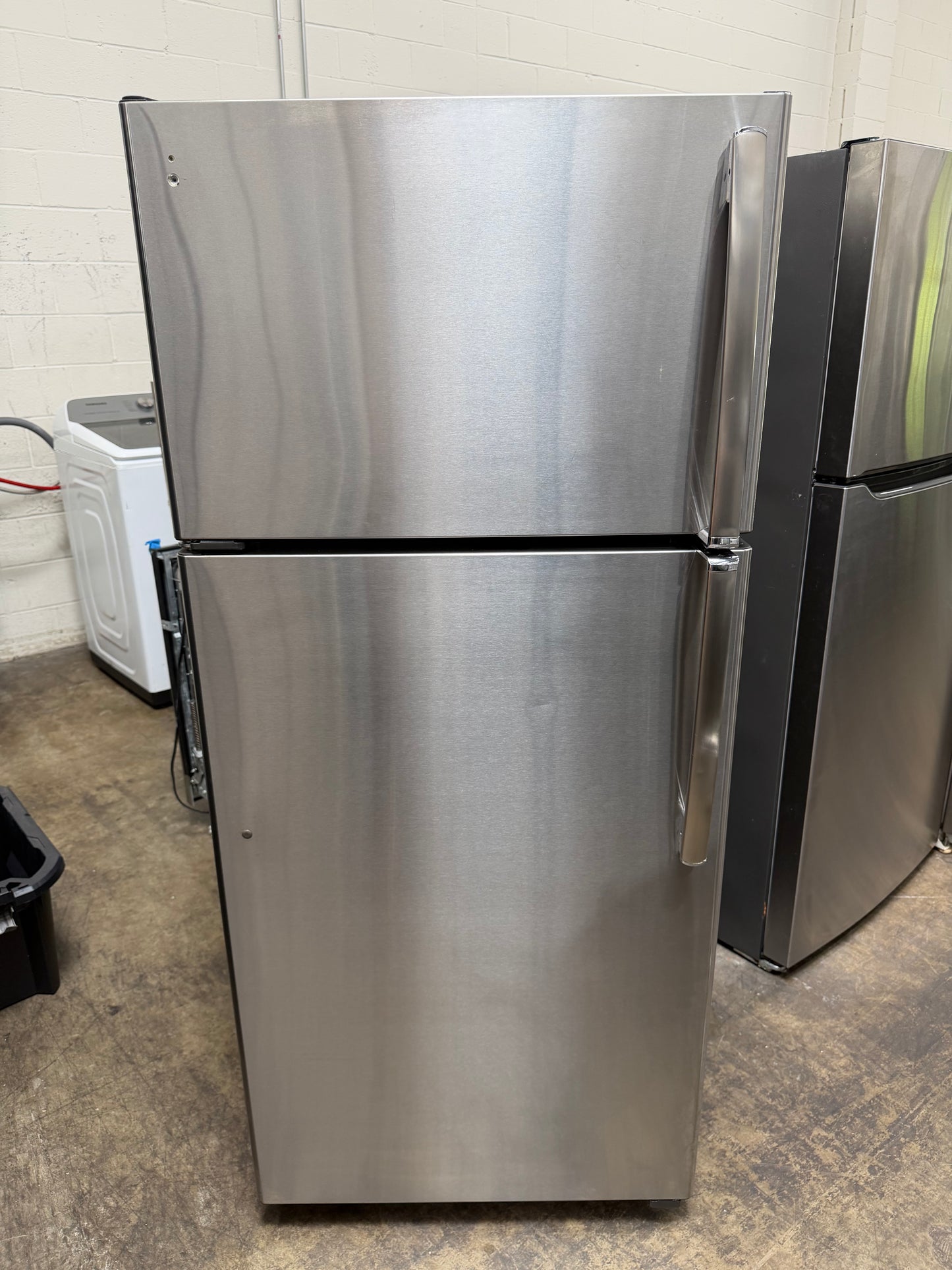 GE 15.6 Cu. Ft. Top Freezer Refrigerator – Stainless Steel
Model: GTS16GSHJRSS