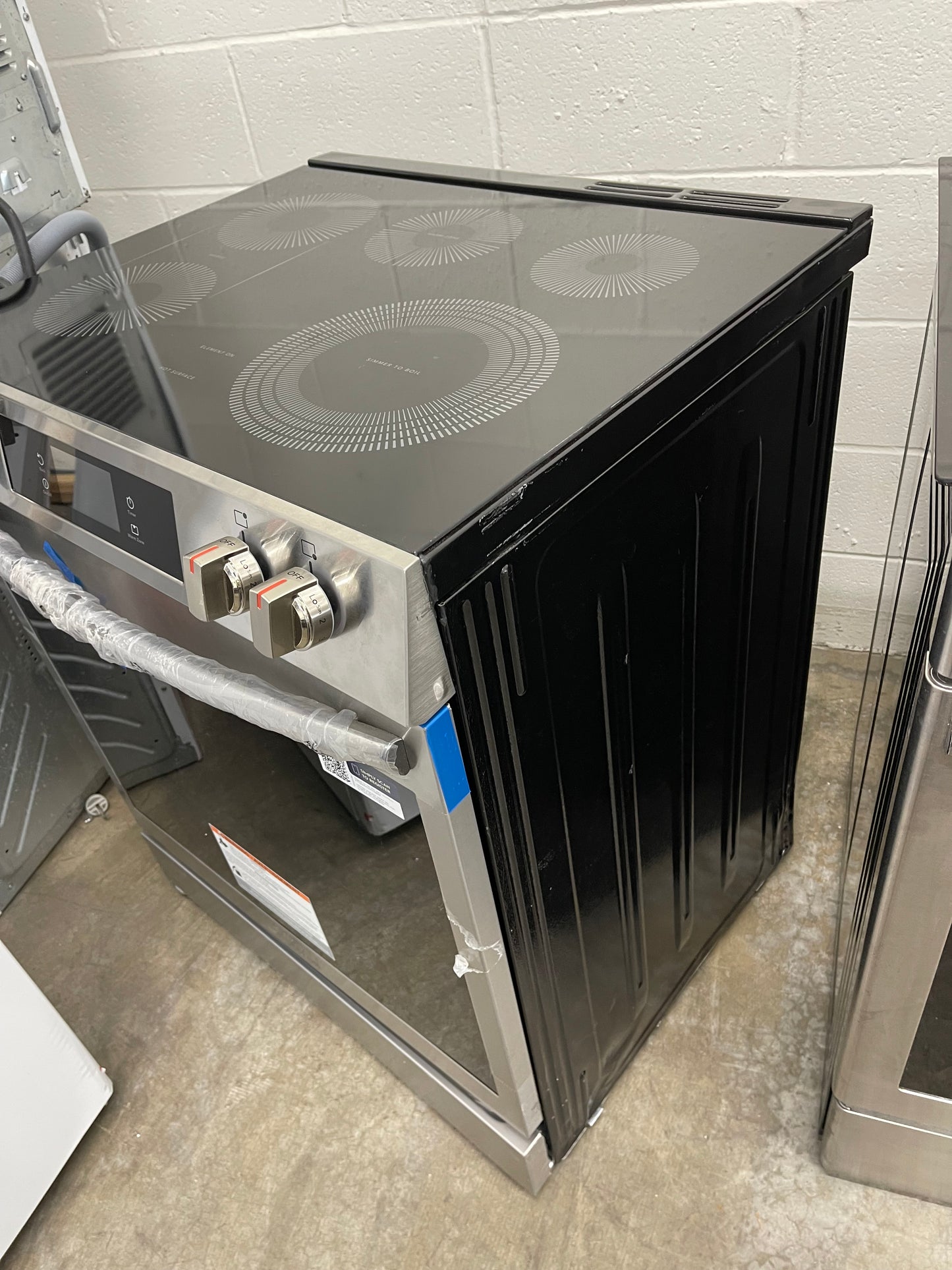 Frigidaire Gallery Series  GCFE3060BF
30 Inch Freestanding Electric Range with 5 Elements, 6.2 cu. ft. Total Convection Oven, Bridge Element, Steam+Self Clean, Storage Drawer, ADA Compliant, and Star-K: Stainless Steel