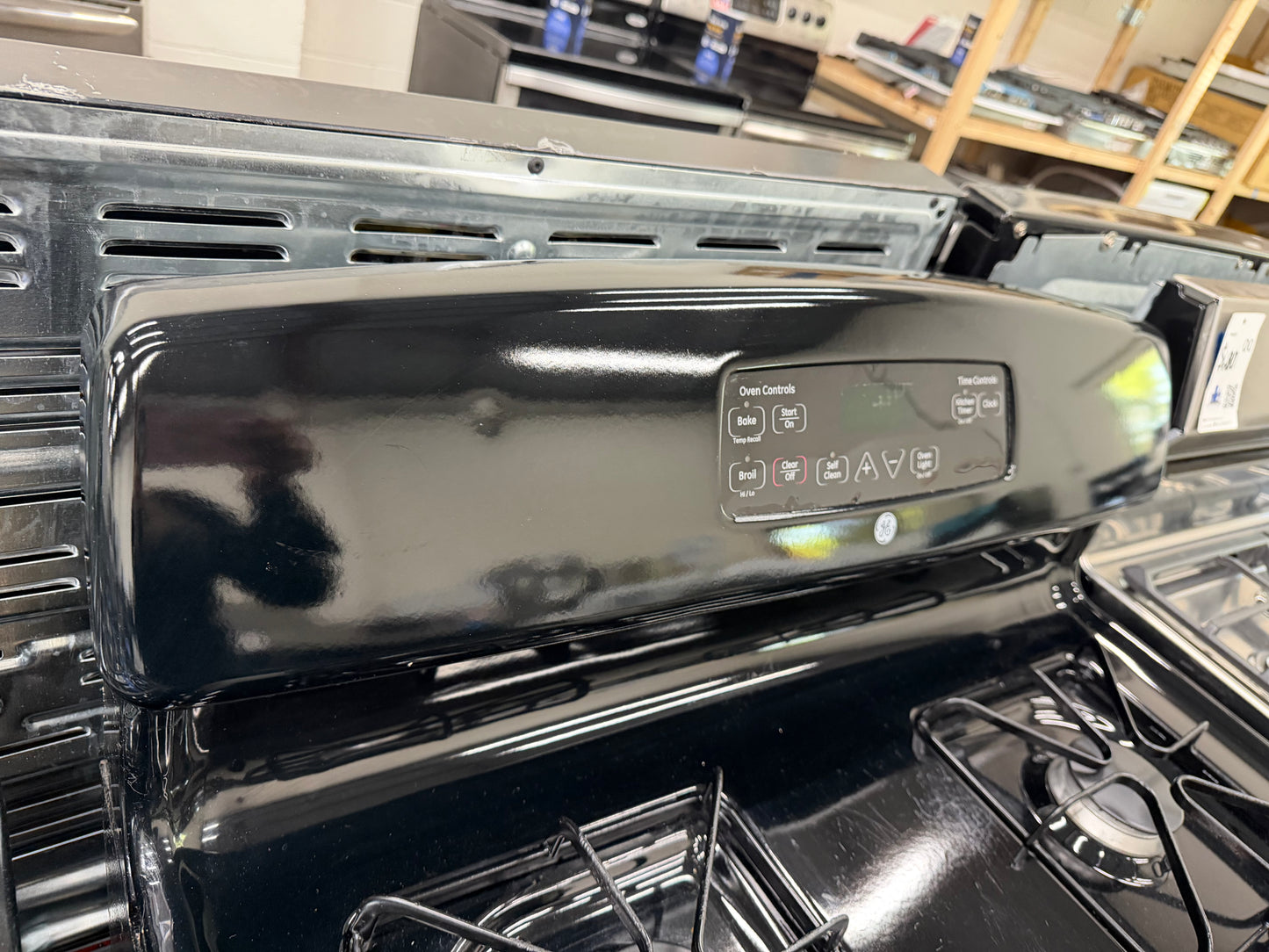GE 30” Free-Standing Gas Range – Model JGBS18DEN4BB