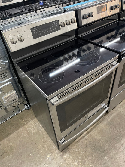 GE Profile  PB930SLSS
30 Inch Smart Electric Range with 5.3 Cu. Ft. Oven, Five Heating Elements, Temperature Probe, True European Convection, WiFi, 3600W Power Boil, Chef Connect, and Self Clean