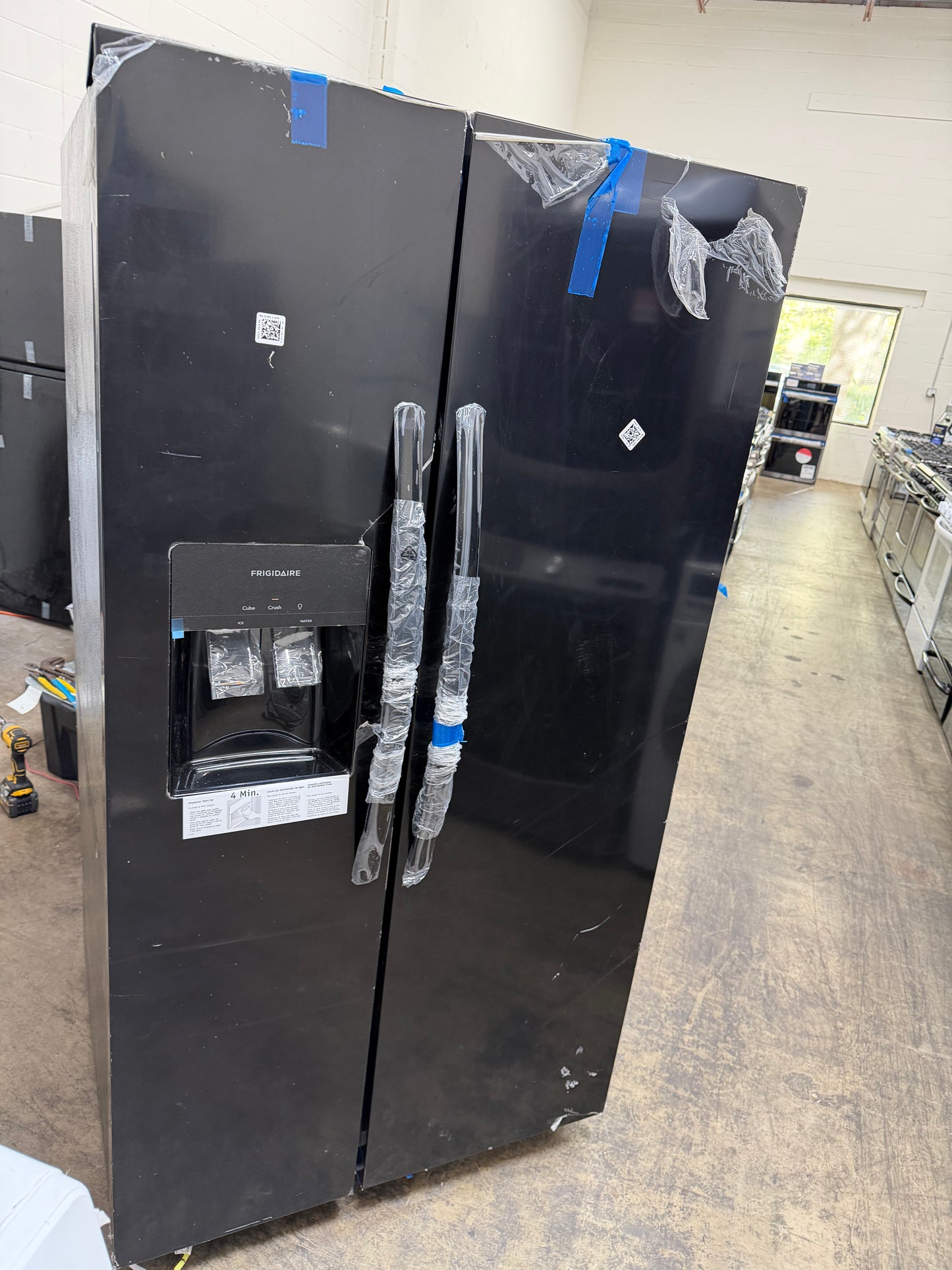 Frigidaire 25.6-cu ft Standard-Depth 36-in Wide Side-by-Side Refrigerator with Ice Maker ,Water and Ice Dispenser ( Black )
