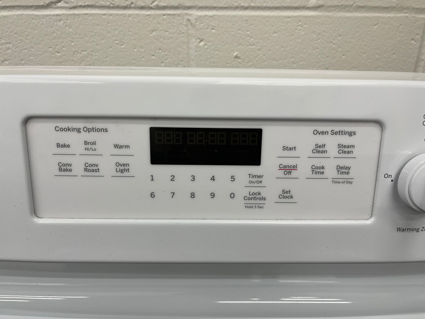 GE  JB750DJWW
30 Inch Freestanding Electric Range with True Convection, Fast Preheat, Power Boil, Warming Zone, Steam Self-Clean and 5 Smoothtop Elements 5.3 cu. ft. Oven: White