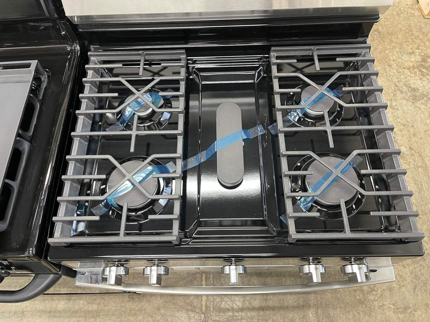 GE  GGF600AVSS
30 Inch Freestanding Gas Smart Range with 5 Sealed Burners, 5.3 cu. ft. Convection Oven, Power Boil Burner, Griddle, Storage Drawer, WiFi, Enhanced Shabbos Mode Built In, and Steam Clean: Stainless Steel