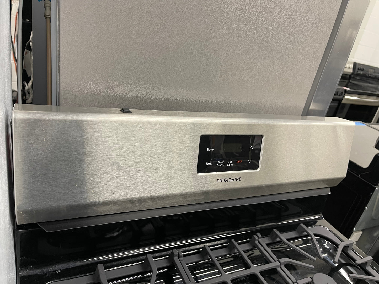 Overview
The Frigidaire FCRG305LAF is a 30-in freestanding gas range with five burners and a 5.0 cu ft capacity oven. It has a stainless steel exterior and a storage drawer. The cooktop features five sealed gas burners, including a 16,000 BTU Quick Boil B