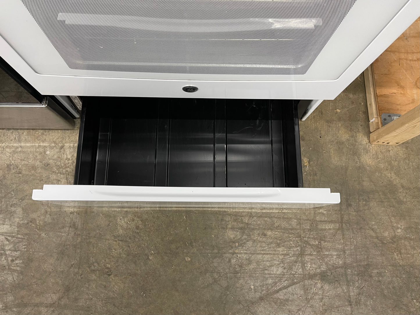 GE  JB750DJWW
30 Inch Freestanding Electric Range with True Convection, Fast Preheat, Power Boil, Warming Zone, Steam Self-Clean and 5 Smoothtop Elements 5.3 cu. ft. Oven: White